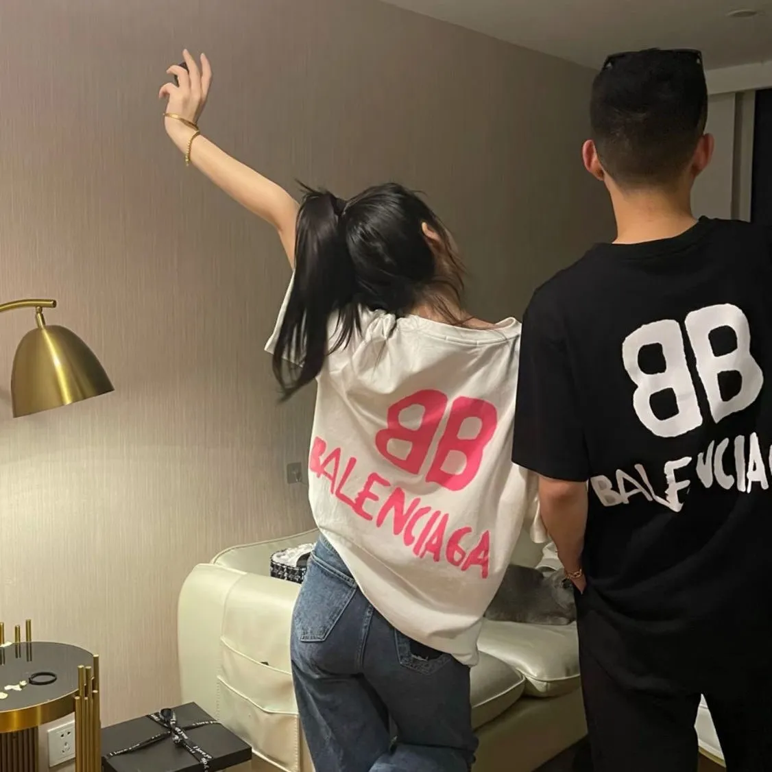 ♻️💯Upper body reference model picture❤️The top tested version BALENCIAGA back BB spray-painted luminous fluorescent cotton loose short-sleeved T-shirt for men and women couples. The graffiti BB on the back is simply amazing! The design of the luminous logo and the cool visual effects make it the brightest star at night. Do you want to own the same model every minute? The luminous effect will be perfect in the dark after being fully exposed to the light and absorbing the light source. Balenciaga uses a new double B logo and a simple embroidered logo to be low-key embellishment on T-shirts. When night falls, you are the most handsome boy on the street. The printing is made by adding imported environmentally friendly fluorescent agents, and the customized templates are hand-sprayed to create a visual illusion effect on the edges of the printing. The luminous effect is excellent. The chest printing is also produced using Japanese Tajima embroidery, with high precision and clear and neat letters. A full set of genuine one-to-one hangtags, code labels, washing, main wheat, and packaging! The fabric is made of 24S 280g double yarn fabric, which has good sweat absorption, breathability and full drape. Color: Black Size: XS-L P:260