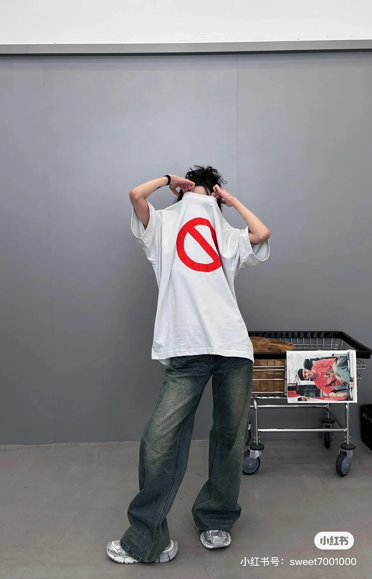 ♻️💯Upper body reference model picture❤️The top tested version of BALENCIAGA burst letter print. LOGO logo printing is exquisitely upgraded. High version of short-sleeved T-shirt. Original fabric. Official same style. Short-sleeved T-shirt. Washed 310g. Pure cotton fabric. Very comfortable to the touch. The latest brick cabinet for spring and summer. Super versatile and good-looking. Very suitable for both men and women. A must-have. Tag. Collar label. Washed wheat. Complete with three labels. Color: White. Black. Size: XS~L P:290.