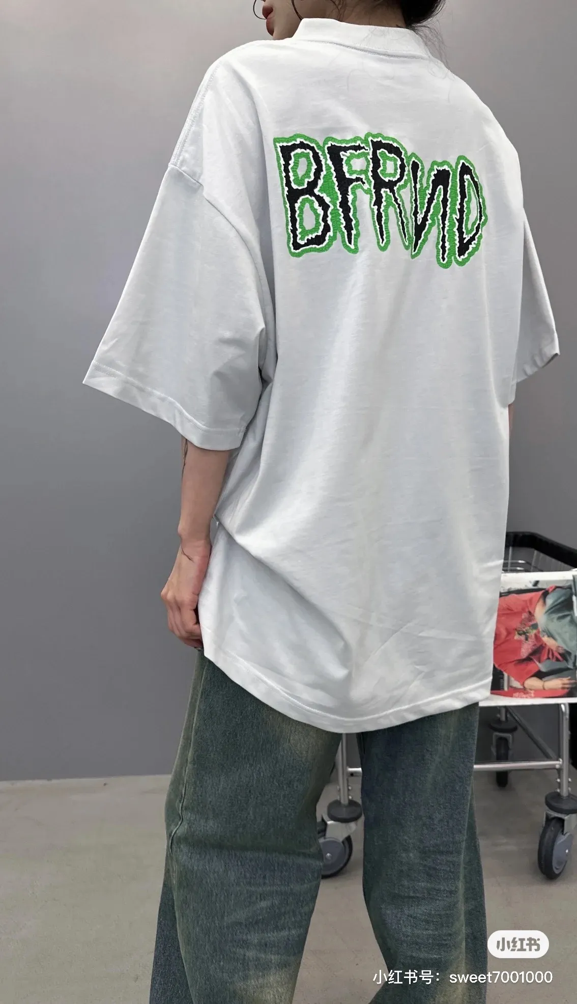 ♻️💯Upper body reference model picture❤️The top tested version of BALENCIAGA burst letter print. LOGO logo printing is exquisitely upgraded. High version of short-sleeved T-shirt. Original fabric. Official same style. Short-sleeved T-shirt. Washed 310g. Pure cotton fabric. Very comfortable to the touch. The latest brick cabinet for spring and summer. Super versatile and good-looking. Very suitable for both men and women. A must-have. Tag. Collar label. Washed wheat. Complete with three labels. Color: White. Black. Size: XS~L P:290.