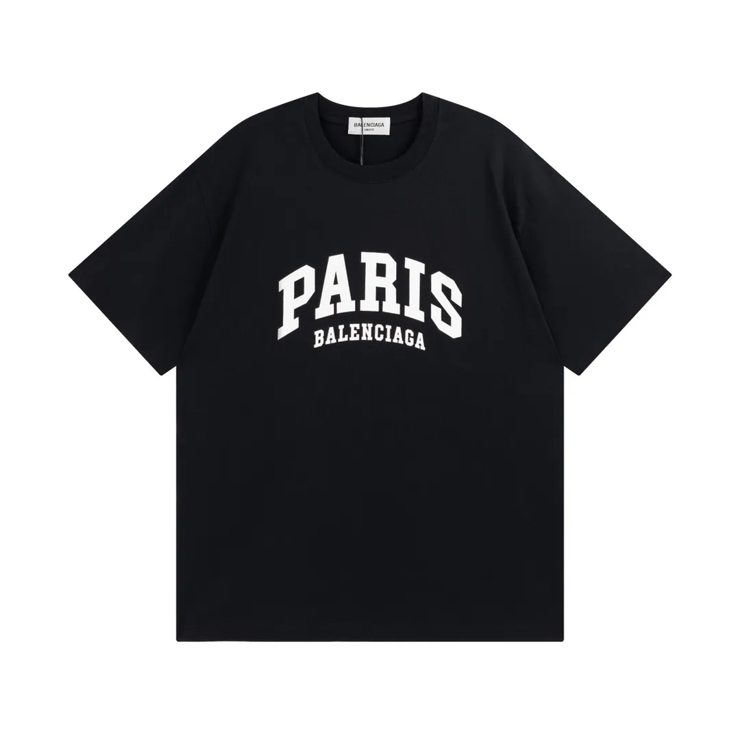 🅿️160 Detailed Picture [Top version. Official website quality] BALENCI*GA/Paris. Front-printed PARIS short-sleeved T-shirt. Brick cabinet synchronization. The fabric is made of Paris ZP custom-woven and dyed 100% cotton double yarn compact cotton. The weight is 260 grams, the cloth surface is clean. The cloth pattern is clear, soft and comfortable. The threads are dyed with no color difference. The classic LOGO is printed with environmentally friendly imported materials and precision printing screens. The letters are clear and the effect is three-dimensional, restoring the brick cabinet. Different market currencies, welcome to compare. The version adopts OS loose shoulder design. Same style for men and women. Code: BL223055 Color: white, black, army green, dark green Size: XS to L