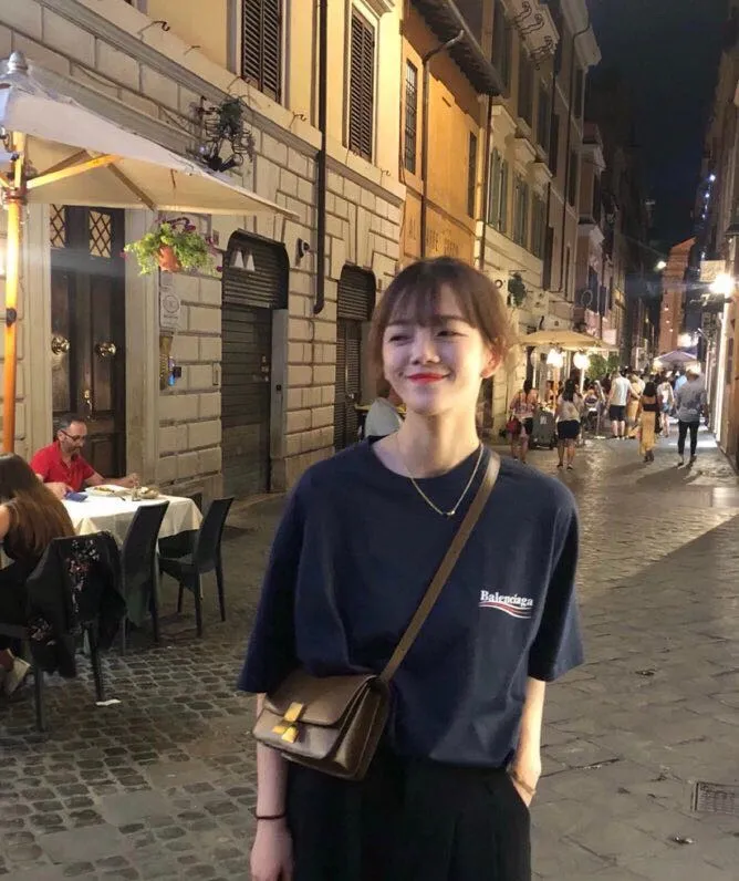 ♻️💯Upper body reference model picture❤️The top tested version of Balenciaga BALENCIAGA Cola Mailang embroidered printed short-sleeved T-shirts of the same style for male and female couples stars. Three colors are available, ensuring the same fabric as the original version, no color difference! Customized dyeing in a package! INS, Xiaohongshu’s popular style, classics that never fade away! The king of orders in Spain, the fried chicken is highly recommended! 32S 280g pure cotton double yarn fabric, comfortable and wide! Full of drape! The printing uses Tajima embroidery machine imported from Japan, which is known as the fighter among embroidery machines. The embroidery is meticulous, with no threads or skipped threads, the printing and embroidery are full and fine, and the letter spacing is consistent with ZP! Wearing it gives you full confidence and peace of mind! The labels and washes are all correct! On behalf of G at the same level! Consistent packaging at the counter!  Size: XS-L Color: Beige, taro purple, active gray, light hemp gray P:260
