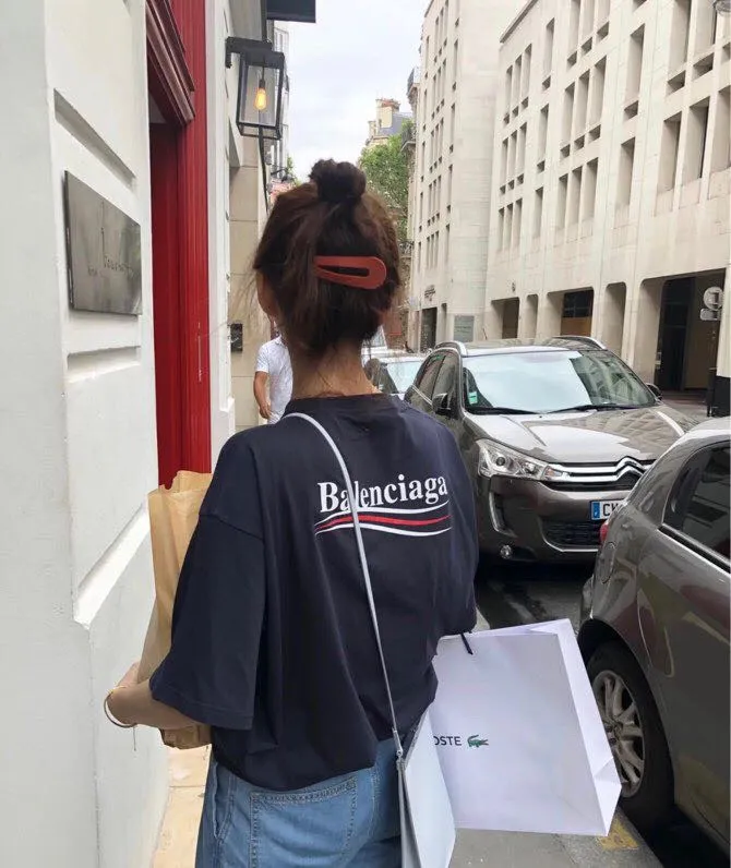 ♻️💯Upper body reference model picture❤️The top tested version of Balenciaga BALENCIAGA Cola Mailang embroidered printed short-sleeved T-shirts of the same style for male and female couples stars. Three colors are available, ensuring the same fabric as the original version, no color difference! Customized dyeing in a package! INS, Xiaohongshu’s popular style, classics that never fade away! The king of orders in Spain, the fried chicken is highly recommended! 32S 280g pure cotton double yarn fabric, comfortable and wide! Full of drape! The printing uses Tajima embroidery machine imported from Japan, which is known as the fighter among embroidery machines. The embroidery is meticulous, with no threads or skipped threads, the printing and embroidery are full and fine, and the letter spacing is consistent with ZP! Wearing it gives you full confidence and peace of mind! The labels and washes are all correct! On behalf of G at the same level! Consistent packaging at the counter!  Size: XS-L Color: Beige, taro purple, active gray, light hemp gray P:260