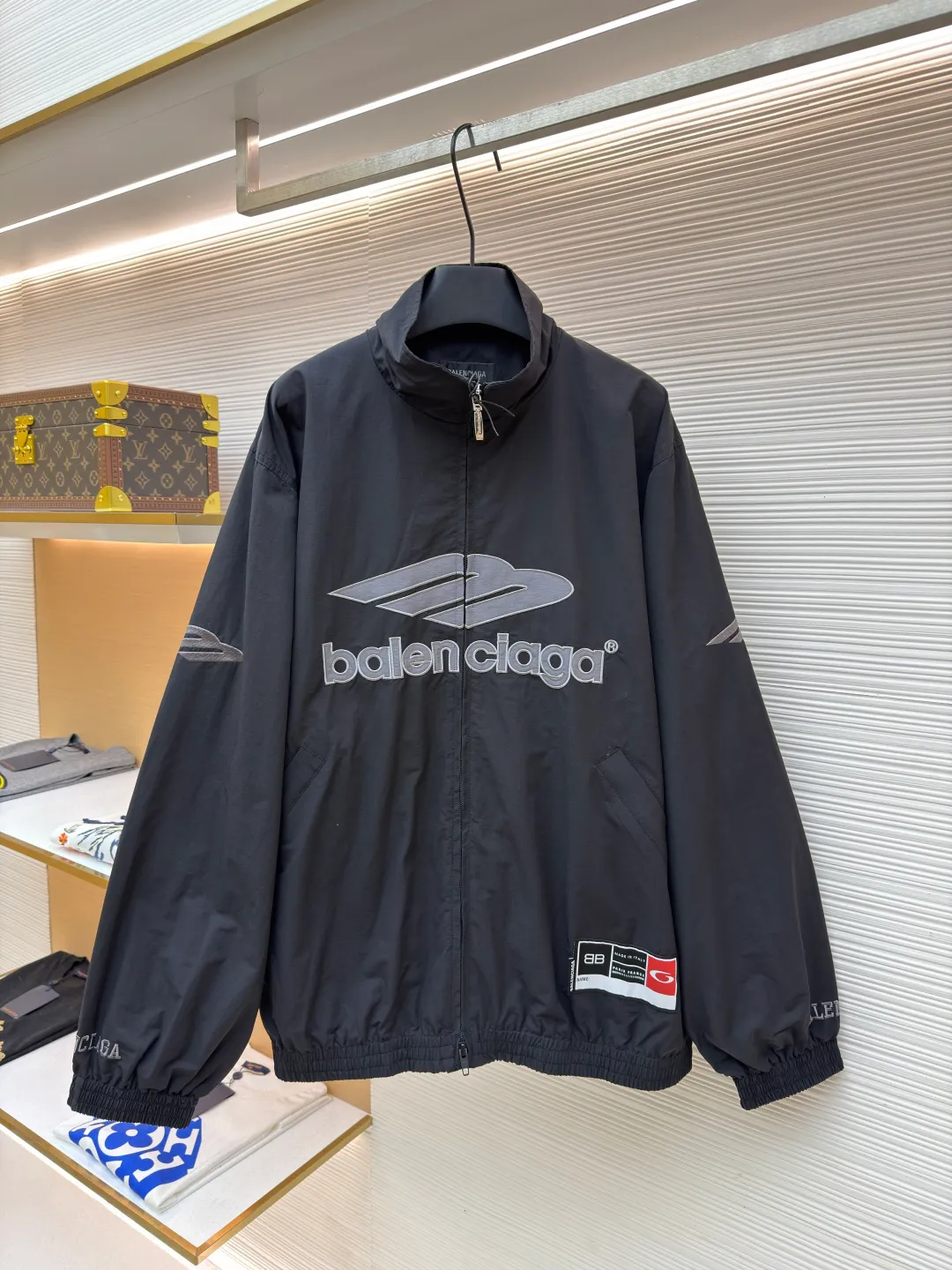 Balenciaga letter logo printed long-sleeved stand-collar jacket ●Original version: purchased and developed at 18499 ●Item number: 1682506-B90 ●Fabric: technical quick-drying fabric ●Technology: printing production ●Color: black ●Version: loose fit ●Weight: about 640 grams ●Size: S-M-L-XL ●Description: This Balenciaga black jacket is made of high-density nylon taffeta fabric. The fabric is first treated with water-repellent treatment, and a nano-scale waterproof membrane is formed on the surface. It is both windproof and lightweight. It is also pre-shrunk, making the garment less likely to shrink and deform. The brand logo and pattern on the body of the garment are 3D silicone hot stamping process. It is made of environmentally friendly silicone material with high elasticity and folding resistance. It is formed by hot pressing at 180°C high temperature and high pressure. The pattern and fabric are firmly combined, not easy to fall off and have a three-dimensional matte texture. The woven label on the side adopts computerized jacquard woven label technology, with a color fastness of above level 4, and the edges are heat-sealed to prevent stripping. The zipper is a custom-made metal matte zipper with wear-resistant electroplating treatment on the teeth. The ribbed edges of the collar and hem have built-in spandex elastic yarn. The splicing of the body is made of overlock seams. The stitches are evenly spaced and the seams are flat. The entire body is ironed and shaped by hand to perfectly present the brand's iconic oversize loose fit. The overall wiring is straight and delicate, the fabric is comfortable and soft, and the color is consistent without color difference. It can be matched with the same style to create a fashionable look and control various occasions. Customized accessories, complete with three standards, same style for men and women!