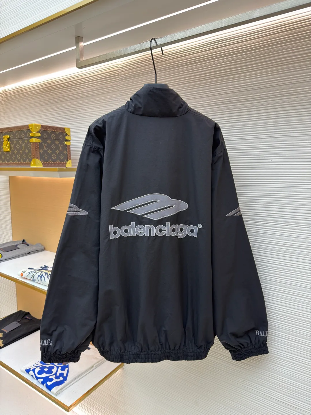 Balenciaga letter logo printed long-sleeved stand-collar jacket ●Original version: purchased and developed at 18499 ●Item number: 1682506-B90 ●Fabric: technical quick-drying fabric ●Technology: printing production ●Color: black ●Version: loose fit ●Weight: about 640 grams ●Size: S-M-L-XL ●Description: This Balenciaga black jacket is made of high-density nylon taffeta fabric. The fabric is first treated with water-repellent treatment, and a nano-scale waterproof membrane is formed on the surface. It is both windproof and lightweight. It is also pre-shrunk, making the garment less likely to shrink and deform. The brand logo and pattern on the body of the garment are 3D silicone hot stamping process. It is made of environmentally friendly silicone material with high elasticity and folding resistance. It is formed by hot pressing at 180°C high temperature and high pressure. The pattern and fabric are firmly combined, not easy to fall off and have a three-dimensional matte texture. The woven label on the side adopts computerized jacquard woven label technology, with a color fastness of above level 4, and the edges are heat-sealed to prevent stripping. The zipper is a custom-made metal matte zipper with wear-resistant electroplating treatment on the teeth. The ribbed edges of the collar and hem have built-in spandex elastic yarn. The splicing of the body is made of overlock seams. The stitches are evenly spaced and the seams are flat. The entire body is ironed and shaped by hand to perfectly present the brand's iconic oversize loose fit. The overall wiring is straight and delicate, the fabric is comfortable and soft, and the color is consistent without color difference. It can be matched with the same style to create a fashionable look and control various occasions. Customized accessories, complete with three standards, same style for men and women!