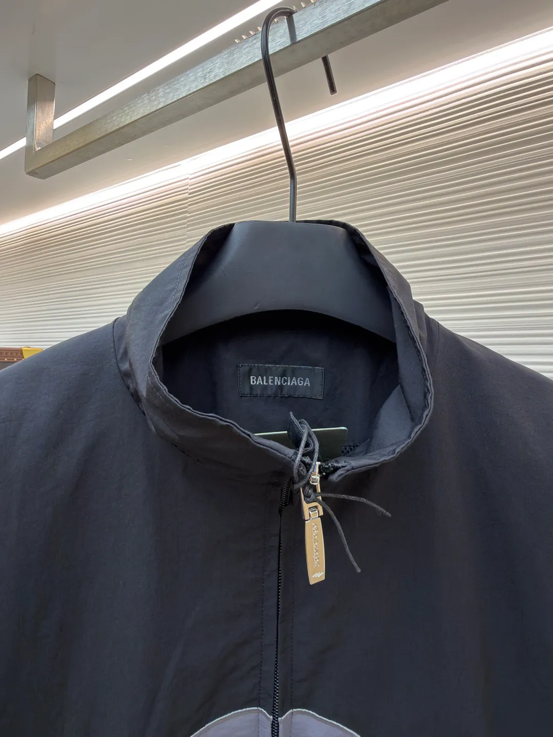 Balenciaga letter logo printed long-sleeved stand-collar jacket ●Original version: purchased and developed at 18499 ●Item number: 1682506-B90 ●Fabric: technical quick-drying fabric ●Technology: printing production ●Color: black ●Version: loose fit ●Weight: about 640 grams ●Size: S-M-L-XL ●Description: This Balenciaga black jacket is made of high-density nylon taffeta fabric. The fabric is first treated with water-repellent treatment, and a nano-scale waterproof membrane is formed on the surface. It is both windproof and lightweight. It is also pre-shrunk, making the garment less likely to shrink and deform. The brand logo and pattern on the body of the garment are 3D silicone hot stamping process. It is made of environmentally friendly silicone material with high elasticity and folding resistance. It is formed by hot pressing at 180°C high temperature and high pressure. The pattern and fabric are firmly combined, not easy to fall off and have a three-dimensional matte texture. The woven label on the side adopts computerized jacquard woven label technology, with a color fastness of above level 4, and the edges are heat-sealed to prevent stripping. The zipper is a custom-made metal matte zipper with wear-resistant electroplating treatment on the teeth. The ribbed edges of the collar and hem have built-in spandex elastic yarn. The splicing of the body is made of overlock seams. The stitches are evenly spaced and the seams are flat. The entire body is ironed and shaped by hand to perfectly present the brand's iconic oversize loose fit. The overall wiring is straight and delicate, the fabric is comfortable and soft, and the color is consistent without color difference. It can be matched with the same style to create a fashionable look and control various occasions. Customized accessories, complete with three standards, same style for men and women!