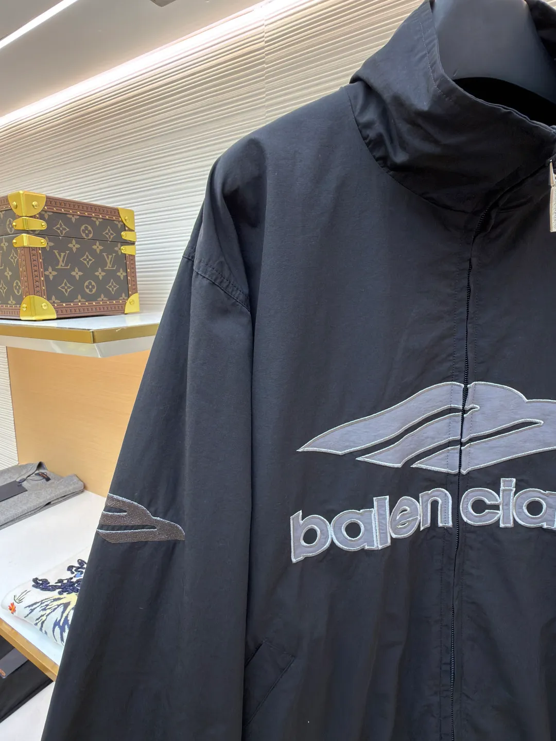 Balenciaga letter logo printed long-sleeved stand-collar jacket ●Original version: purchased and developed at 18499 ●Item number: 1682506-B90 ●Fabric: technical quick-drying fabric ●Technology: printing production ●Color: black ●Version: loose fit ●Weight: about 640 grams ●Size: S-M-L-XL ●Description: This Balenciaga black jacket is made of high-density nylon taffeta fabric. The fabric is first treated with water-repellent treatment, and a nano-scale waterproof membrane is formed on the surface. It is both windproof and lightweight. It is also pre-shrunk, making the garment less likely to shrink and deform. The brand logo and pattern on the body of the garment are 3D silicone hot stamping process. It is made of environmentally friendly silicone material with high elasticity and folding resistance. It is formed by hot pressing at 180°C high temperature and high pressure. The pattern and fabric are firmly combined, not easy to fall off and have a three-dimensional matte texture. The woven label on the side adopts computerized jacquard woven label technology, with a color fastness of above level 4, and the edges are heat-sealed to prevent stripping. The zipper is a custom-made metal matte zipper with wear-resistant electroplating treatment on the teeth. The ribbed edges of the collar and hem have built-in spandex elastic yarn. The splicing of the body is made of overlock seams. The stitches are evenly spaced and the seams are flat. The entire body is ironed and shaped by hand to perfectly present the brand's iconic oversize loose fit. The overall wiring is straight and delicate, the fabric is comfortable and soft, and the color is consistent without color difference. It can be matched with the same style to create a fashionable look and control various occasions. Customized accessories, complete with three standards, same style for men and women!