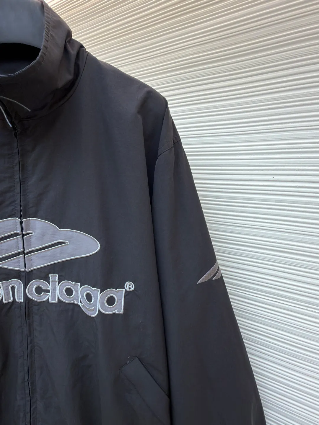 Balenciaga letter logo printed long-sleeved stand-collar jacket ●Original version: purchased and developed at 18499 ●Item number: 1682506-B90 ●Fabric: technical quick-drying fabric ●Technology: printing production ●Color: black ●Version: loose fit ●Weight: about 640 grams ●Size: S-M-L-XL ●Description: This Balenciaga black jacket is made of high-density nylon taffeta fabric. The fabric is first treated with water-repellent treatment, and a nano-scale waterproof membrane is formed on the surface. It is both windproof and lightweight. It is also pre-shrunk, making the garment less likely to shrink and deform. The brand logo and pattern on the body of the garment are 3D silicone hot stamping process. It is made of environmentally friendly silicone material with high elasticity and folding resistance. It is formed by hot pressing at 180°C high temperature and high pressure. The pattern and fabric are firmly combined, not easy to fall off and have a three-dimensional matte texture. The woven label on the side adopts computerized jacquard woven label technology, with a color fastness of above level 4, and the edges are heat-sealed to prevent stripping. The zipper is a custom-made metal matte zipper with wear-resistant electroplating treatment on the teeth. The ribbed edges of the collar and hem have built-in spandex elastic yarn. The splicing of the body is made of overlock seams. The stitches are evenly spaced and the seams are flat. The entire body is ironed and shaped by hand to perfectly present the brand's iconic oversize loose fit. The overall wiring is straight and delicate, the fabric is comfortable and soft, and the color is consistent without color difference. It can be matched with the same style to create a fashionable look and control various occasions. Customized accessories, complete with three standards, same style for men and women!