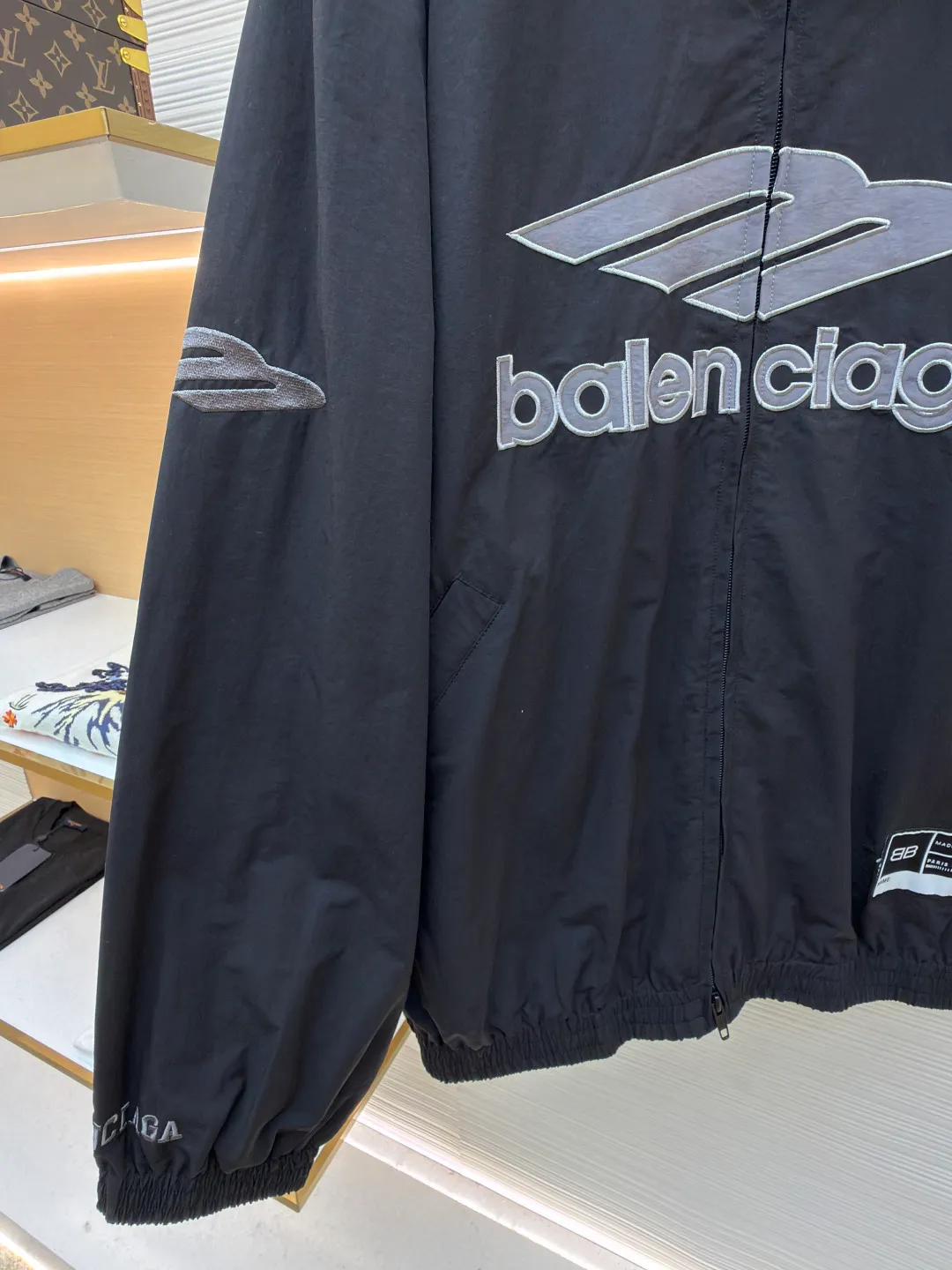 Balenciaga letter logo printed long-sleeved stand-collar jacket ●Original version: purchased and developed at 18499 ●Item number: 1682506-B90 ●Fabric: technical quick-drying fabric ●Technology: printing production ●Color: black ●Version: loose fit ●Weight: about 640 grams ●Size: S-M-L-XL ●Description: This Balenciaga black jacket is made of high-density nylon taffeta fabric. The fabric is first treated with water-repellent treatment, and a nano-scale waterproof membrane is formed on the surface. It is both windproof and lightweight. It is also pre-shrunk, making the garment less likely to shrink and deform. The brand logo and pattern on the body of the garment are 3D silicone hot stamping process. It is made of environmentally friendly silicone material with high elasticity and folding resistance. It is formed by hot pressing at 180°C high temperature and high pressure. The pattern and fabric are firmly combined, not easy to fall off and have a three-dimensional matte texture. The woven label on the side adopts computerized jacquard woven label technology, with a color fastness of above level 4, and the edges are heat-sealed to prevent stripping. The zipper is a custom-made metal matte zipper with wear-resistant electroplating treatment on the teeth. The ribbed edges of the collar and hem have built-in spandex elastic yarn. The splicing of the body is made of overlock seams. The stitches are evenly spaced and the seams are flat. The entire body is ironed and shaped by hand to perfectly present the brand's iconic oversize loose fit. The overall wiring is straight and delicate, the fabric is comfortable and soft, and the color is consistent without color difference. It can be matched with the same style to create a fashionable look and control various occasions. Customized accessories, complete with three standards, same style for men and women!
