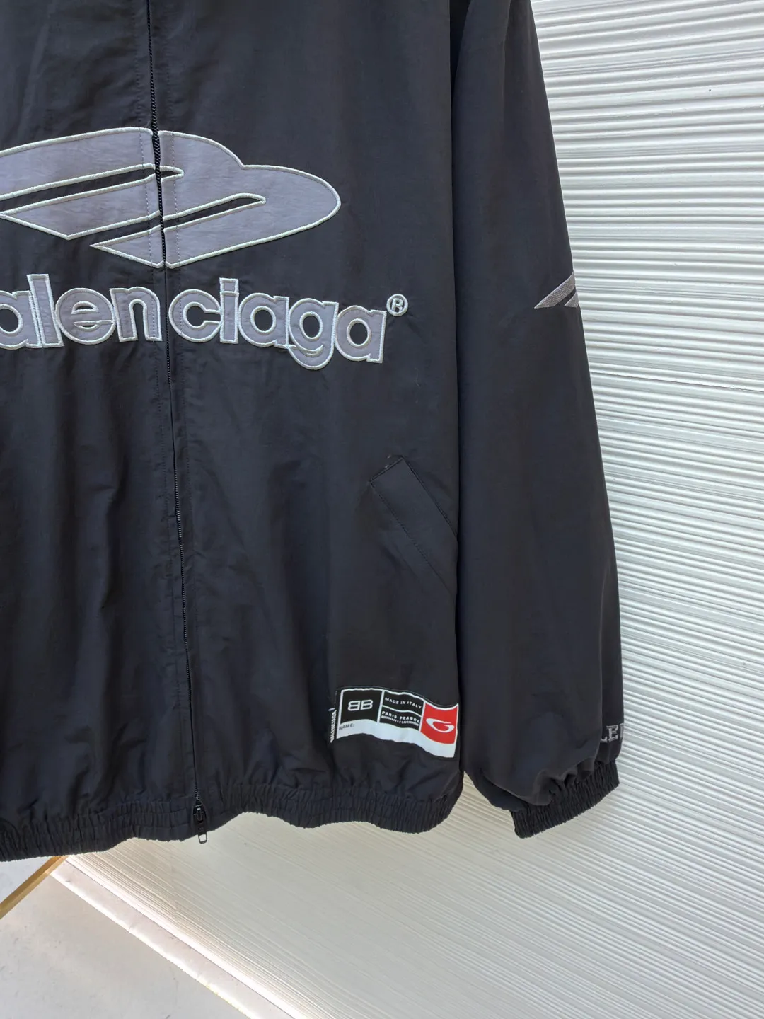 Balenciaga letter logo printed long-sleeved stand-collar jacket ●Original version: purchased and developed at 18499 ●Item number: 1682506-B90 ●Fabric: technical quick-drying fabric ●Technology: printing production ●Color: black ●Version: loose fit ●Weight: about 640 grams ●Size: S-M-L-XL ●Description: This Balenciaga black jacket is made of high-density nylon taffeta fabric. The fabric is first treated with water-repellent treatment, and a nano-scale waterproof membrane is formed on the surface. It is both windproof and lightweight. It is also pre-shrunk, making the garment less likely to shrink and deform. The brand logo and pattern on the body of the garment are 3D silicone hot stamping process. It is made of environmentally friendly silicone material with high elasticity and folding resistance. It is formed by hot pressing at 180°C high temperature and high pressure. The pattern and fabric are firmly combined, not easy to fall off and have a three-dimensional matte texture. The woven label on the side adopts computerized jacquard woven label technology, with a color fastness of above level 4, and the edges are heat-sealed to prevent stripping. The zipper is a custom-made metal matte zipper with wear-resistant electroplating treatment on the teeth. The ribbed edges of the collar and hem have built-in spandex elastic yarn. The splicing of the body is made of overlock seams. The stitches are evenly spaced and the seams are flat. The entire body is ironed and shaped by hand to perfectly present the brand's iconic oversize loose fit. The overall wiring is straight and delicate, the fabric is comfortable and soft, and the color is consistent without color difference. It can be matched with the same style to create a fashionable look and control various occasions. Customized accessories, complete with three standards, same style for men and women!