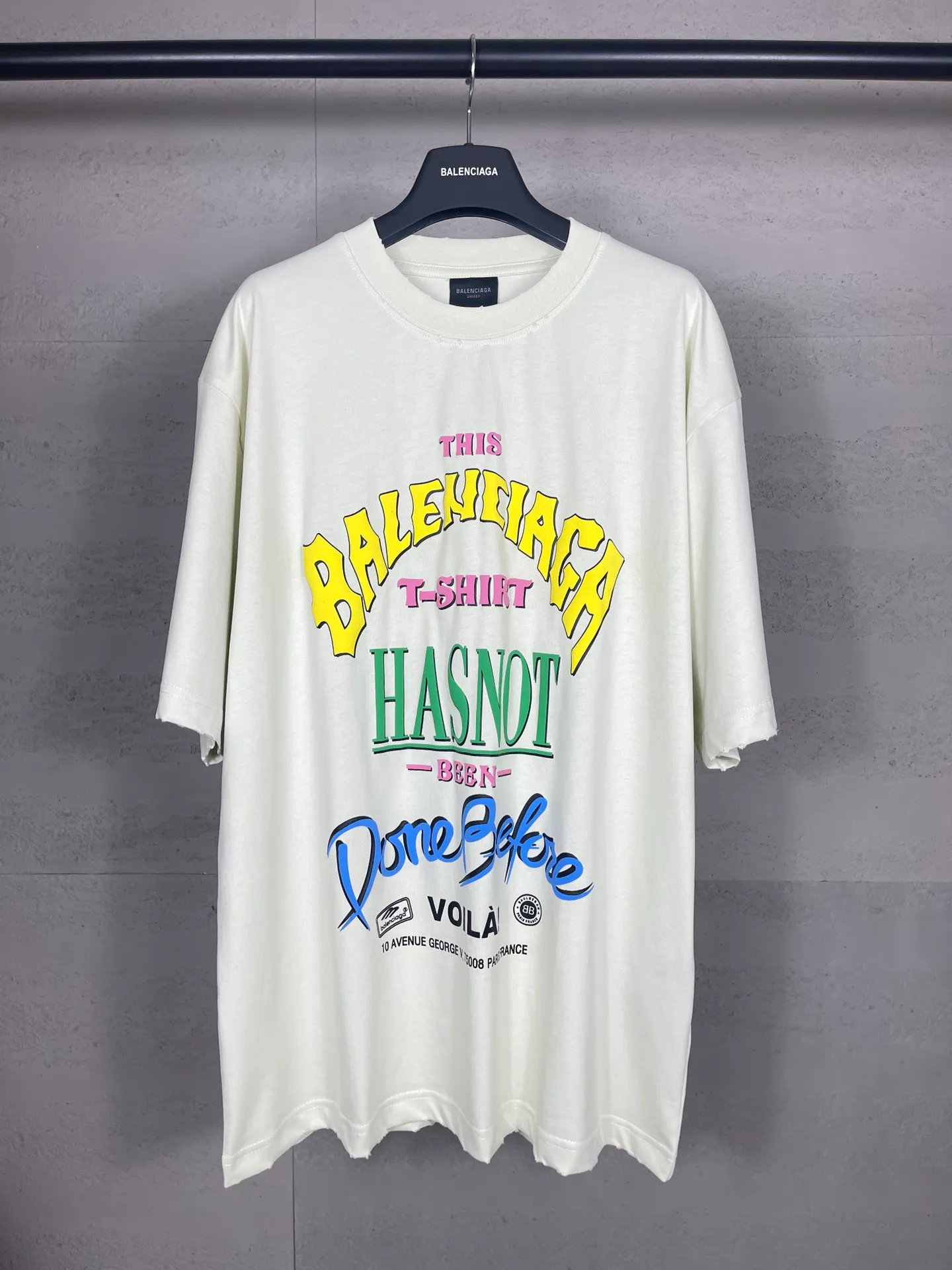 🅿️200 real photos [Top version. Official website quality] BALENCI*GA/Paris. 2024 new style, foam printed letters on the chest, washed and distressed short-sleeved T-shirt, 2024 new style. All pattern details, colors and Y plates are customized. Jubie market currency. Brick cabinets are synchronized. Genuine products are developed at the first time, and you can print and compare! The fabric is made of Paris ZP custom-woven and dyed cotton double yarn. Weighing 260 grams, the cloth surface is clean. The cloth pattern is clear, soft and comfortable. The threads are dyed with no color difference. The printing uses environmentally friendly imported foam printing, with clear letters and three-dimensional effect. The entire garment is washed, distressed and worn. The version adopts OS loose shoulder design. Same style for men and women. Code: BL233377 Color: black, pink, rice. Size: XS to L
