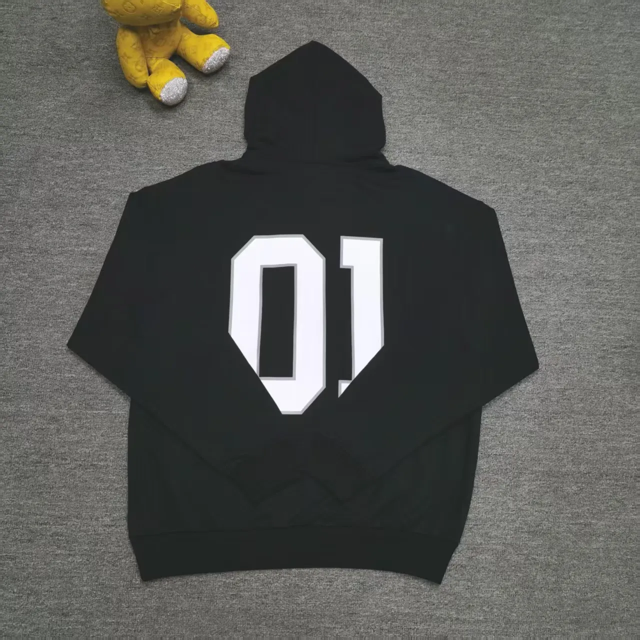 [Top version. Official website quality] BALENCI*GA/Paris.SS25 latest basketball uniform embroidered printed hooded long-sleeved sweatshirt. The front embroidery is embroidered and printed using a Tajima computer embroidery machine, the lower left corner is stamped, and the back piece is printed. The brick cabinets are synchronized. The authentic product is developed at the first time. The fabric is made of Paris ZP custom-woven and dyed cotton sweatshirt. Weighing 460 grams, the cloth surface is clean. The cloth pattern is clear, soft and comfortable. The threads are dyed with no color difference. The printing uses environmentally friendly imported materials, the letters are clear and the effect is three-dimensional. The version adopts OS loose shoulder design. Men and women Color: Black Purple Size: XS S M L P: 490