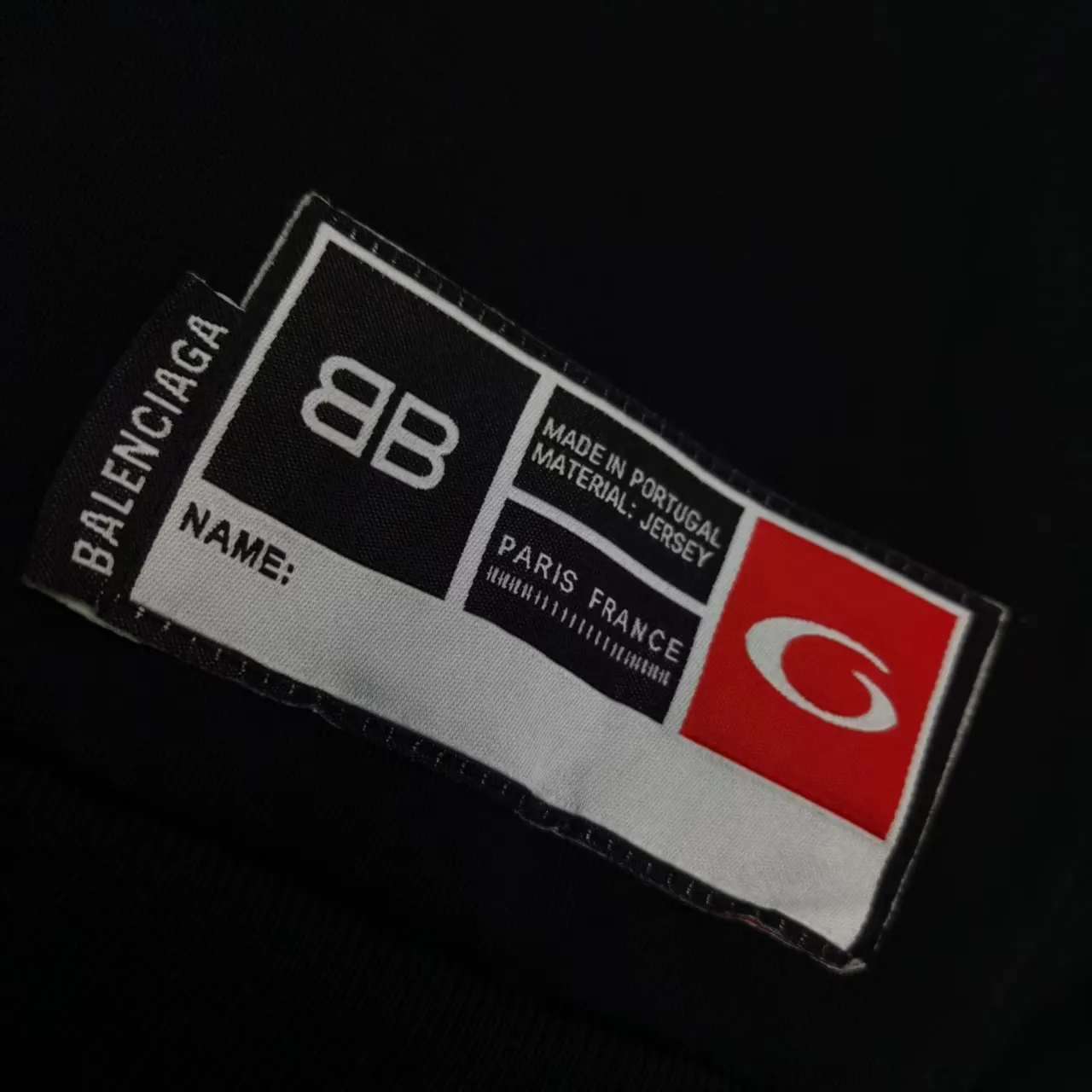 [Top version. Official website quality] BALENCI*GA/Paris.SS25 latest basketball uniform embroidered printed hooded long-sleeved sweatshirt. The front embroidery is embroidered and printed using a Tajima computer embroidery machine, the lower left corner is stamped, and the back piece is printed. The brick cabinets are synchronized. The authentic product is developed at the first time. The fabric is made of Paris ZP custom-woven and dyed cotton sweatshirt. Weighing 460 grams, the cloth surface is clean. The cloth pattern is clear, soft and comfortable. The threads are dyed with no color difference. The printing uses environmentally friendly imported materials, the letters are clear and the effect is three-dimensional. The version adopts OS loose shoulder design. Men and women Color: Black Purple Size: XS S M L P: 490