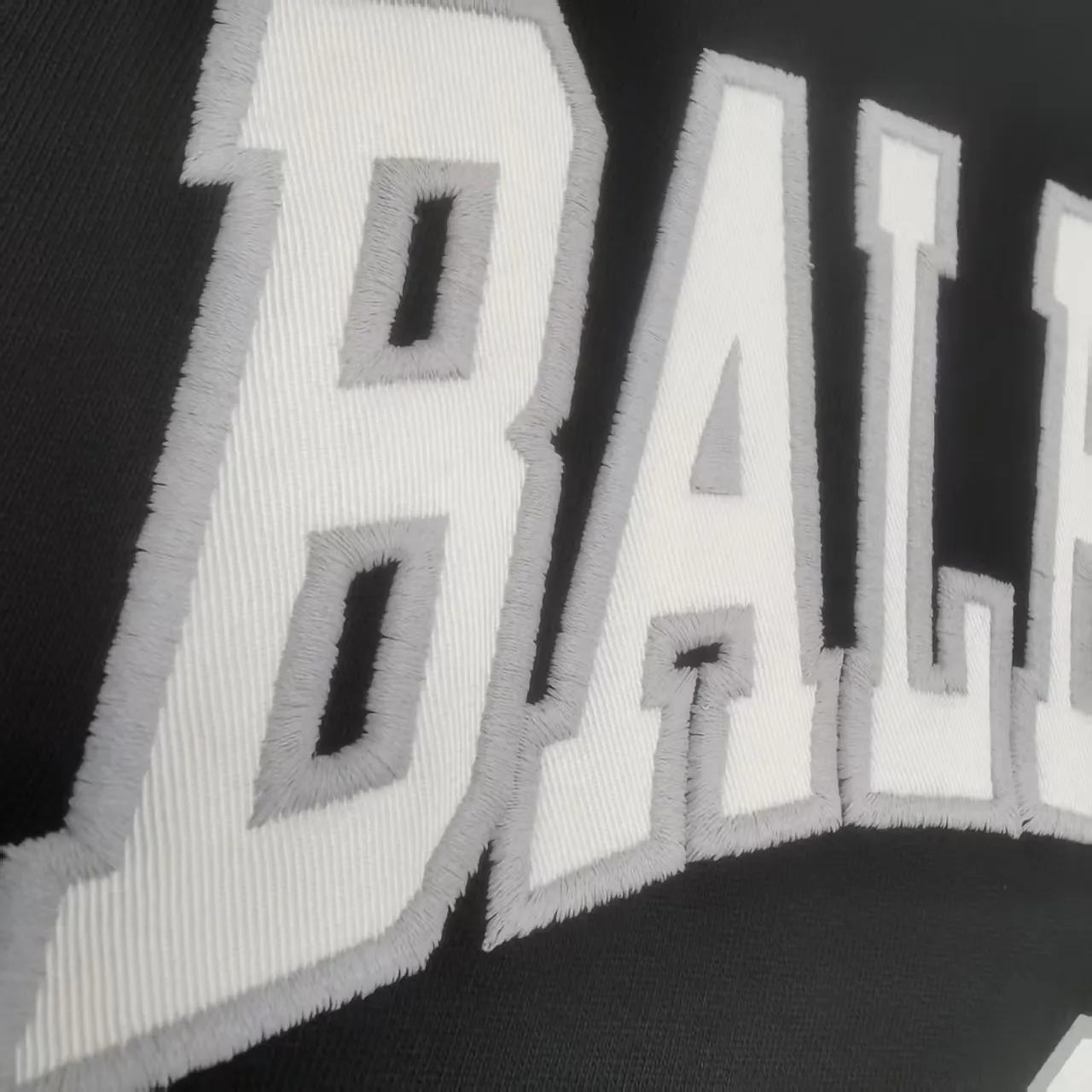 [Top version. Official website quality] BALENCI*GA/Paris.SS25 latest basketball uniform embroidered printed hooded long-sleeved sweatshirt. The front embroidery is embroidered and printed using a Tajima computer embroidery machine, the lower left corner is stamped, and the back piece is printed. The brick cabinets are synchronized. The authentic product is developed at the first time. The fabric is made of Paris ZP custom-woven and dyed cotton sweatshirt. Weighing 460 grams, the cloth surface is clean. The cloth pattern is clear, soft and comfortable. The threads are dyed with no color difference. The printing uses environmentally friendly imported materials, the letters are clear and the effect is three-dimensional. The version adopts OS loose shoulder design. Men and women Color: Black Purple Size: XS S M L P: 490