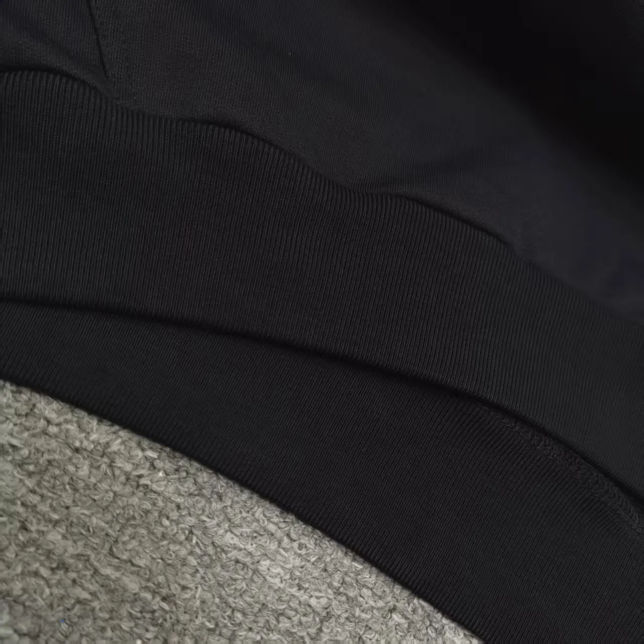 [Top version. Official website quality] BALENCI*GA/Paris.SS25 latest basketball uniform embroidered printed hooded long-sleeved sweatshirt. The front embroidery is embroidered and printed using a Tajima computer embroidery machine, the lower left corner is stamped, and the back piece is printed. The brick cabinets are synchronized. The authentic product is developed at the first time. The fabric is made of Paris ZP custom-woven and dyed cotton sweatshirt. Weighing 460 grams, the cloth surface is clean. The cloth pattern is clear, soft and comfortable. The threads are dyed with no color difference. The printing uses environmentally friendly imported materials, the letters are clear and the effect is three-dimensional. The version adopts OS loose shoulder design. Men and women Color: Black Purple Size: XS S M L P: 490