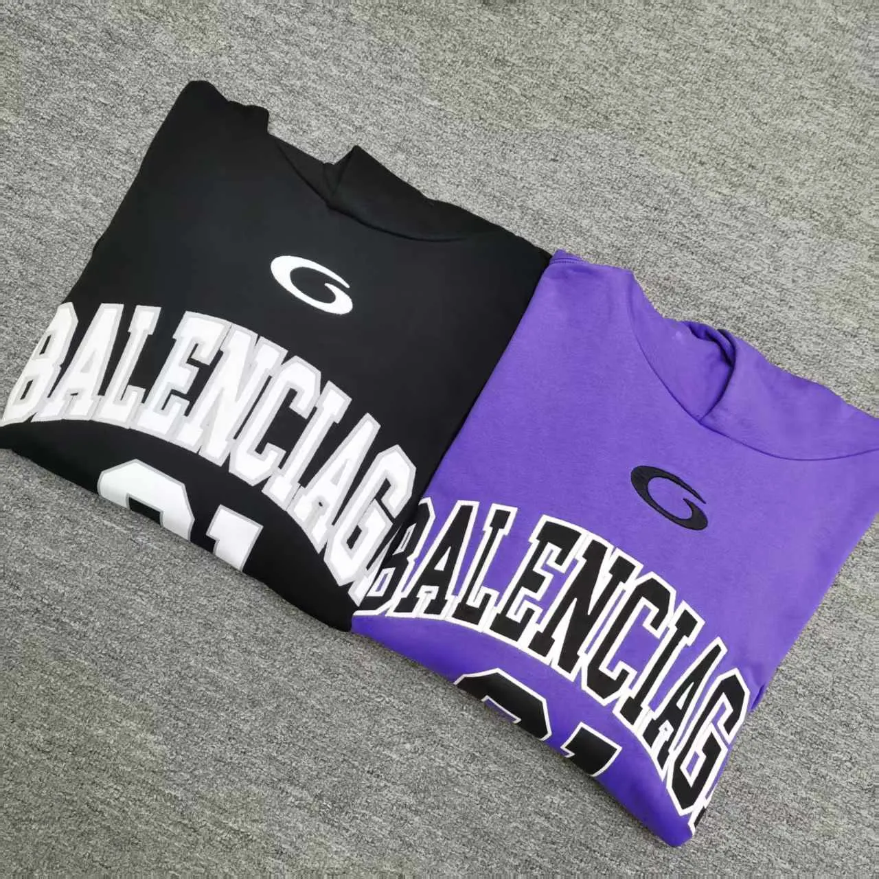 [Top version. Official website quality] BALENCI*GA/Paris.SS25 latest basketball uniform embroidered printed hooded long-sleeved sweatshirt. The front embroidery is embroidered and printed using a Tajima computer embroidery machine, the lower left corner is stamped, and the back piece is printed. The brick cabinets are synchronized. The authentic product is developed at the first time. The fabric is made of Paris ZP custom-woven and dyed cotton sweatshirt. Weighing 460 grams, the cloth surface is clean. The cloth pattern is clear, soft and comfortable. The threads are dyed with no color difference. The printing uses environmentally friendly imported materials, the letters are clear and the effect is three-dimensional. The version adopts OS loose shoulder design. Men and women Color: Black Purple Size: XS S M L P: 490