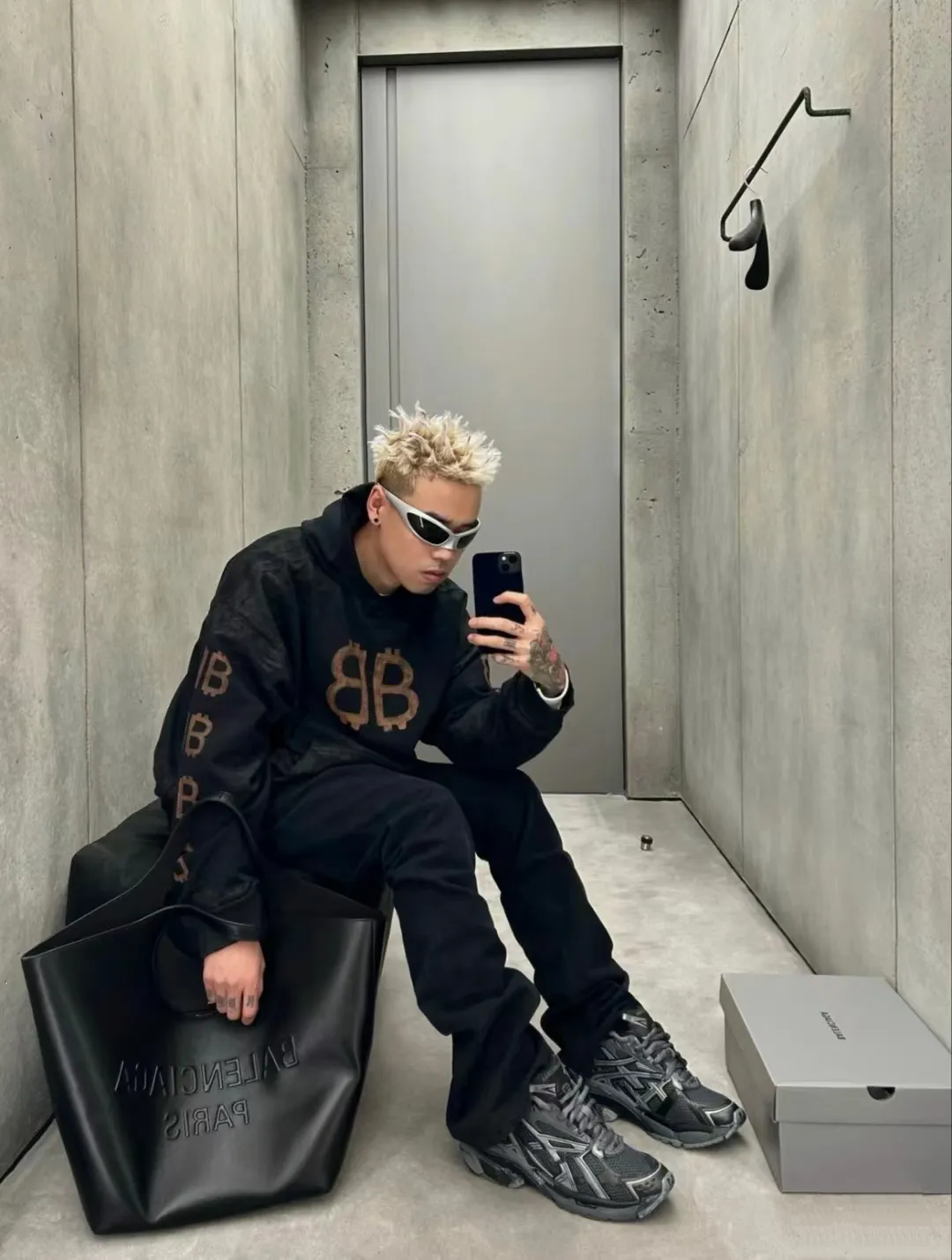 ♻️💯Upper body reference model picture❤️ Top tested version🌟23ss autumn new BALENCIAGA Bitcoin front and rear arms BB printed loose hooded sweatshirt unisex terry hoodie Balenciaga is really cheating this year! Another hot item🔥 Today I really bring you a high-quality and cost-effective sweatshirt, 420g heavyweight pure cotton terry fabric! Ingredients carefully used! The hats are all sewn together in large pieces, which consumes a lot of fabric! The printing on the front, back, left and right uses imported environmentally friendly ♻️ screen printing! Brush it on bit by bit manually! It’s so strong that it won’t be washed off for a long time! Not cracked! Large foreign trade factory with fine workmanship! Every process is strictly subject to strict requirements! The wiring is neat. Excipients are complete with three standards! They are all top-notch customized accessories! This Balenciaga upper body is the king! It has a retro flavor without losing high-end taste! It brings a different visual experience to people. Whether you are a student or working and traveling, or your body proportions are not perfect, it can cover you in a coordinated way. If you like it, hurry up and get one! Looking forward to your driving 💗 Ready stock available in seconds Color: black XS——L P:450