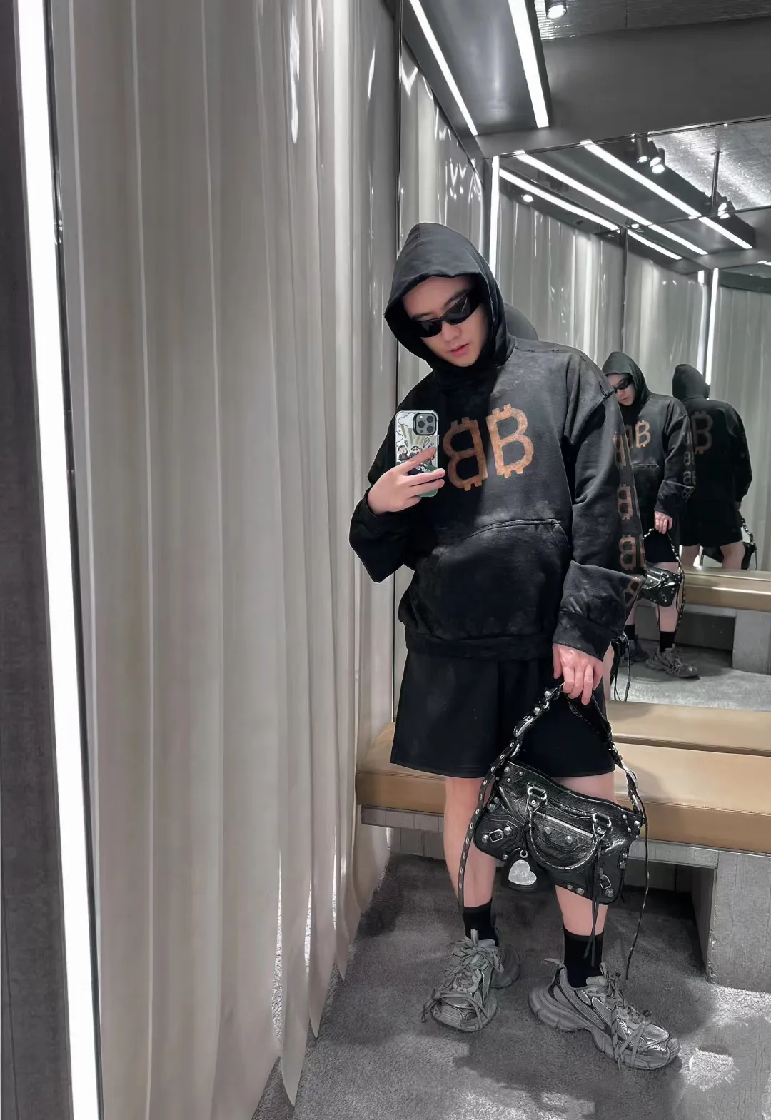 ♻️💯Upper body reference model picture❤️ Top tested version🌟23ss autumn new BALENCIAGA Bitcoin front and rear arms BB printed loose hooded sweatshirt unisex terry hoodie Balenciaga is really cheating this year! Another hot item🔥 Today I really bring you a high-quality and cost-effective sweatshirt, 420g heavyweight pure cotton terry fabric! Ingredients carefully used! The hats are all sewn together in large pieces, which consumes a lot of fabric! The printing on the front, back, left and right uses imported environmentally friendly ♻️ screen printing! Brush it on bit by bit manually! It’s so strong that it won’t be washed off for a long time! Not cracked! Large foreign trade factory with fine workmanship! Every process is strictly subject to strict requirements! The wiring is neat. Excipients are complete with three standards! They are all top-notch customized accessories! This Balenciaga upper body is the king! It has a retro flavor without losing high-end taste! It brings a different visual experience to people. Whether you are a student or working and traveling, or your body proportions are not perfect, it can cover you in a coordinated way. If you like it, hurry up and get one! Looking forward to your driving 💗 Ready stock available in seconds Color: black XS——L P:450