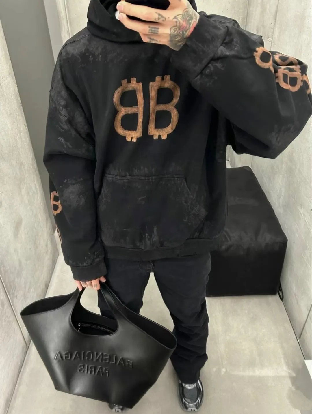 ♻️💯Upper body reference model picture❤️ Top tested version🌟23ss autumn new BALENCIAGA Bitcoin front and rear arms BB printed loose hooded sweatshirt unisex terry hoodie Balenciaga is really cheating this year! Another hot item🔥 Today I really bring you a high-quality and cost-effective sweatshirt, 420g heavyweight pure cotton terry fabric! Ingredients carefully used! The hats are all sewn together in large pieces, which consumes a lot of fabric! The printing on the front, back, left and right uses imported environmentally friendly ♻️ screen printing! Brush it on bit by bit manually! It’s so strong that it won’t be washed off for a long time! Not cracked! Large foreign trade factory with fine workmanship! Every process is strictly subject to strict requirements! The wiring is neat. Excipients are complete with three standards! They are all top-notch customized accessories! This Balenciaga upper body is the king! It has a retro flavor without losing high-end taste! It brings a different visual experience to people. Whether you are a student or working and traveling, or your body proportions are not perfect, it can cover you in a coordinated way. If you like it, hurry up and get one! Looking forward to your driving 💗 Ready stock available in seconds Color: black XS——L P:450