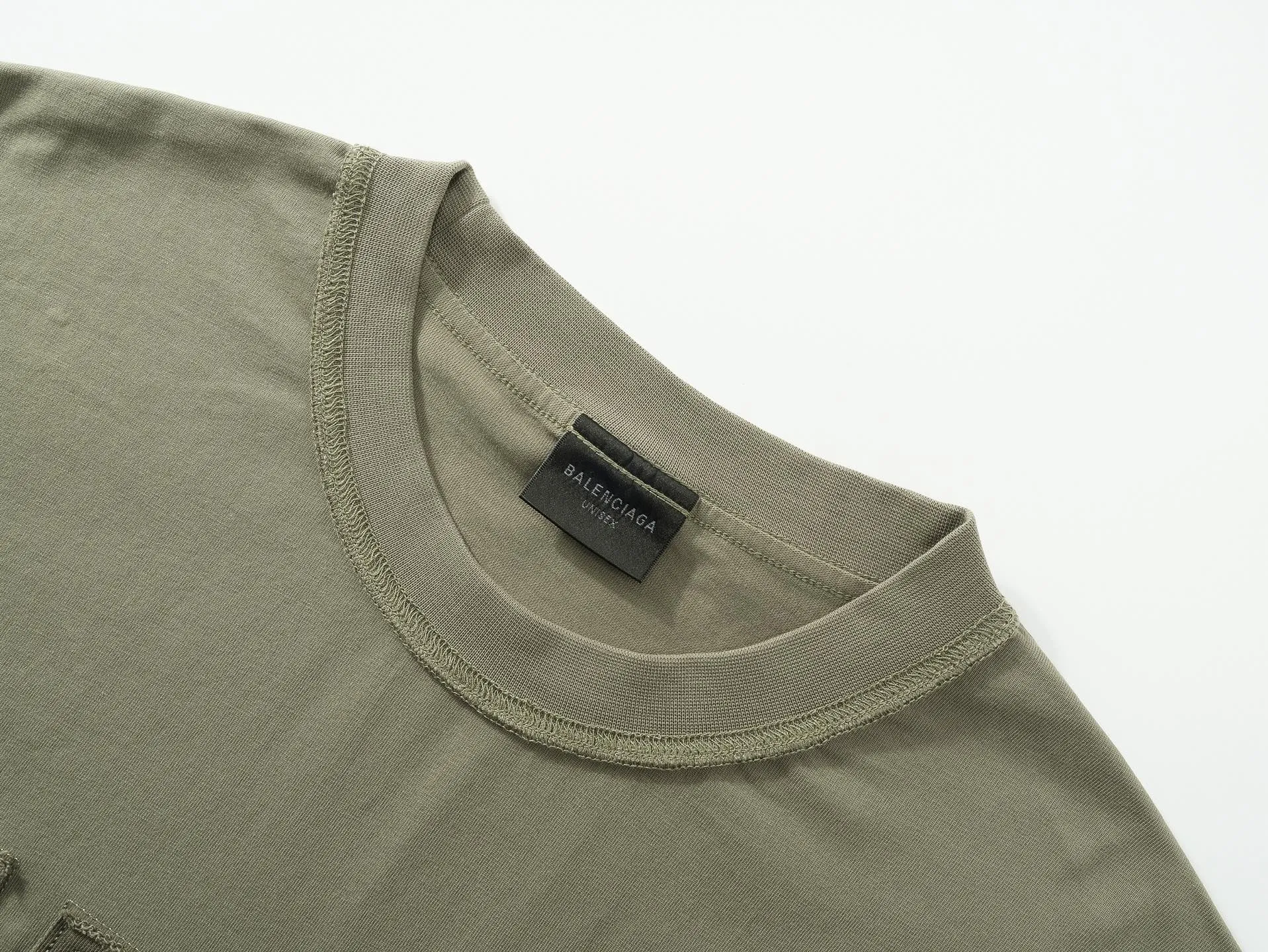 🅿️200 Actual pictures [Top version. Official website quality] BALENCI*GA/Paris #2025 new style washed short-sleeved T-shirt with letter LOGO chest patch embroidery, ready-to-wear stitching on the reverse side, ready-to-wear wash, full of design sense. Welcome to compare. The fabric is made of Paris ZP custom-woven and dyed cotton double yarn, weighing 260 grams, the cloth surface is clean. The cloth pattern is clear, soft and comfortable. The threads are dyed with no color difference. The classic letter LOGO is embroidered with imported Tajima embroidery machine. The effect is three-dimensional. Restore the brick cabinet, adopt OS loose shoulder style. Same style for men and women. Code: BL253639 Color: washed black, matte blue, green Size: XS S M L