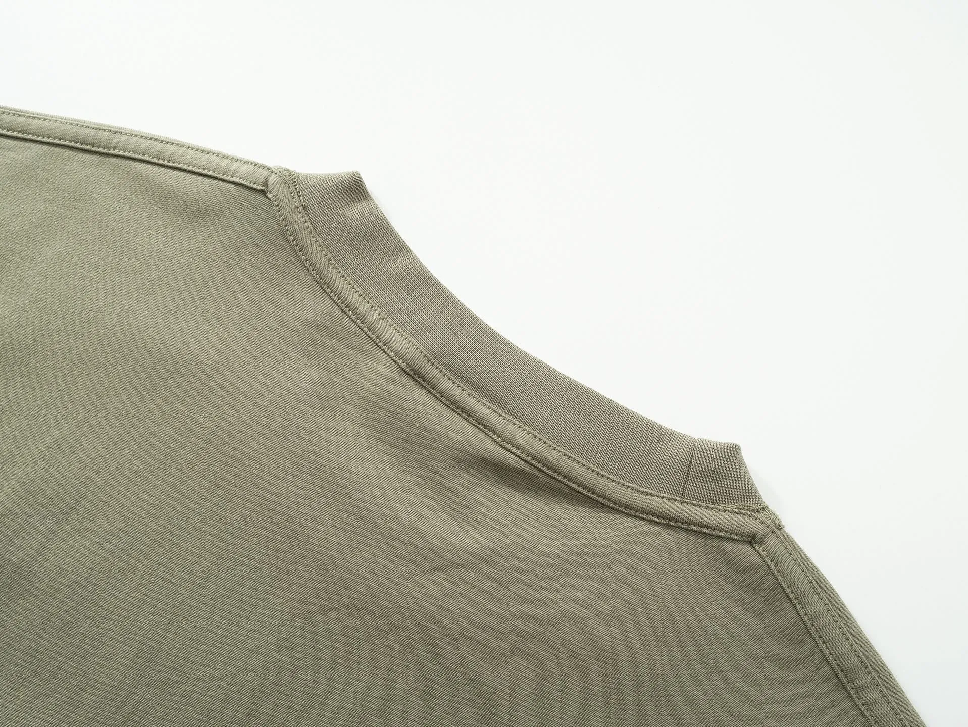 🅿️200 Actual pictures [Top version. Official website quality] BALENCI*GA/Paris #2025 new style washed short-sleeved T-shirt with letter LOGO chest patch embroidery, ready-to-wear stitching on the reverse side, ready-to-wear wash, full of design sense. Welcome to compare. The fabric is made of Paris ZP custom-woven and dyed cotton double yarn, weighing 260 grams, the cloth surface is clean. The cloth pattern is clear, soft and comfortable. The threads are dyed with no color difference. The classic letter LOGO is embroidered with imported Tajima embroidery machine. The effect is three-dimensional. Restore the brick cabinet, adopt OS loose shoulder style. Same style for men and women. Code: BL253639 Color: washed black, matte blue, green Size: XS S M L