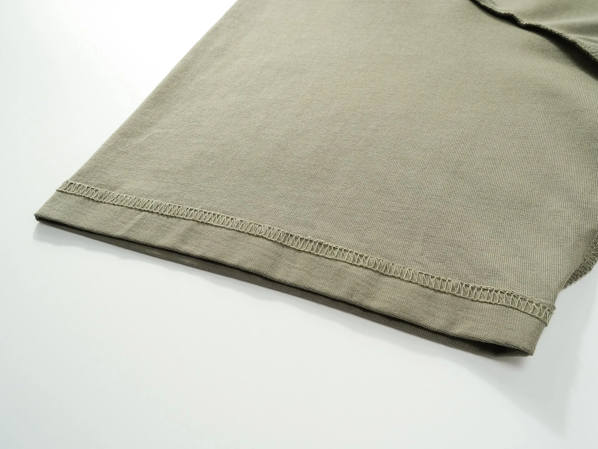 🅿️200 Actual pictures [Top version. Official website quality] BALENCI*GA/Paris #2025 new style washed short-sleeved T-shirt with letter LOGO chest patch embroidery, ready-to-wear stitching on the reverse side, ready-to-wear wash, full of design sense. Welcome to compare. The fabric is made of Paris ZP custom-woven and dyed cotton double yarn, weighing 260 grams, the cloth surface is clean. The cloth pattern is clear, soft and comfortable. The threads are dyed with no color difference. The classic letter LOGO is embroidered with imported Tajima embroidery machine. The effect is three-dimensional. Restore the brick cabinet, adopt OS loose shoulder style. Same style for men and women. Code: BL253639 Color: washed black, matte blue, green Size: XS S M L