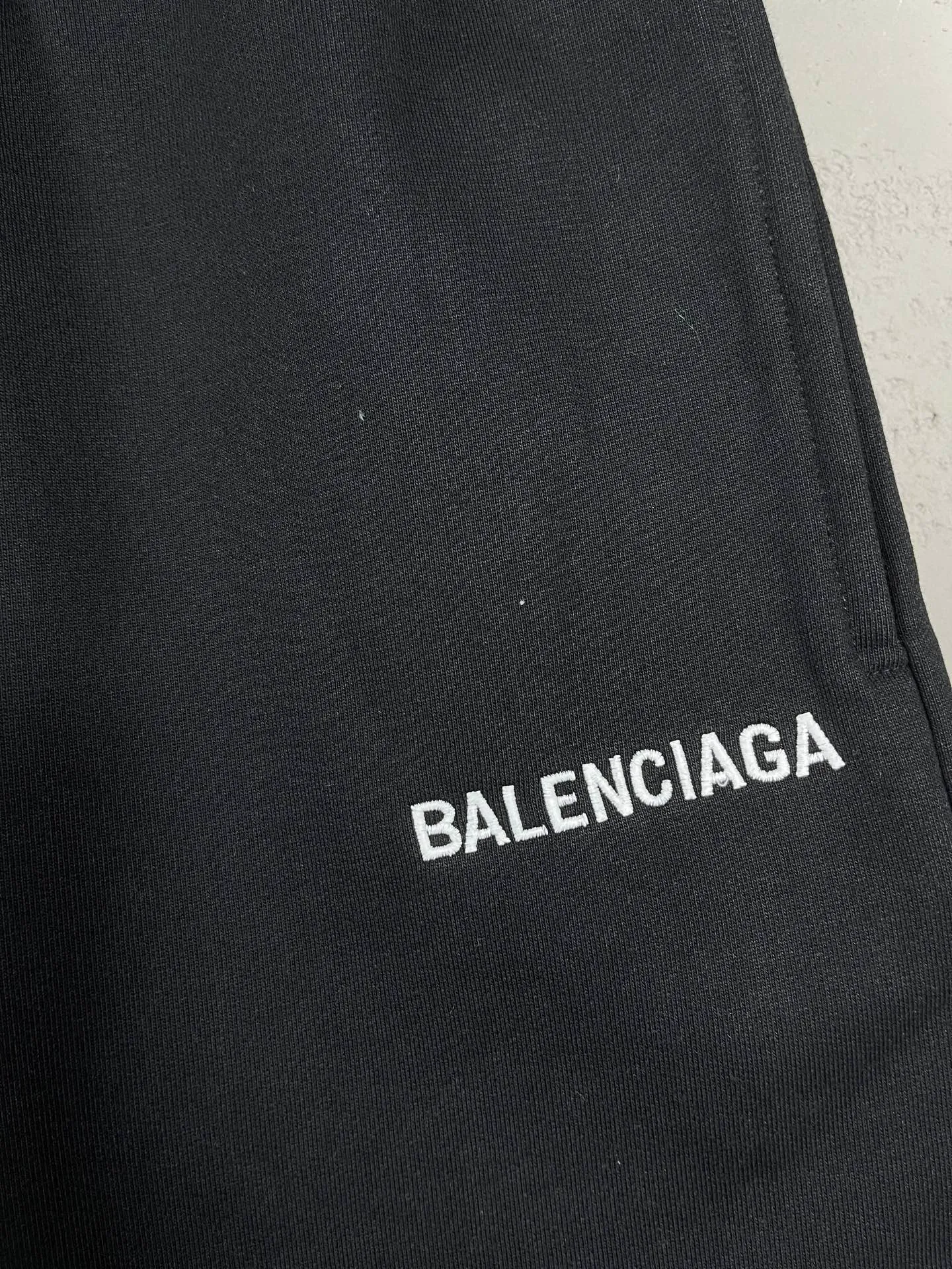 🅿️210 real photos [Top version. Official website quality] BALENCI*GA/Paris. New style letter classic LOGO embroidered shorts. Brick cabinet synchronization. Genuine product developed at the first time, happy to print and compare! The fabric is made of Paris ZP custom-woven and dyed 100% cotton terry sweatshirt. The weight is 460 grams. The cloth surface is clean. The cloth pattern is clear and the hand feels soft and comfortable. The embroidery uses an imported Tajima embroidery machine. The letters are clear and the effect is three-dimensional. The version adopts a loose version. Same style for men and women. Code: BL257015 Color: Black Size: XS S M L
