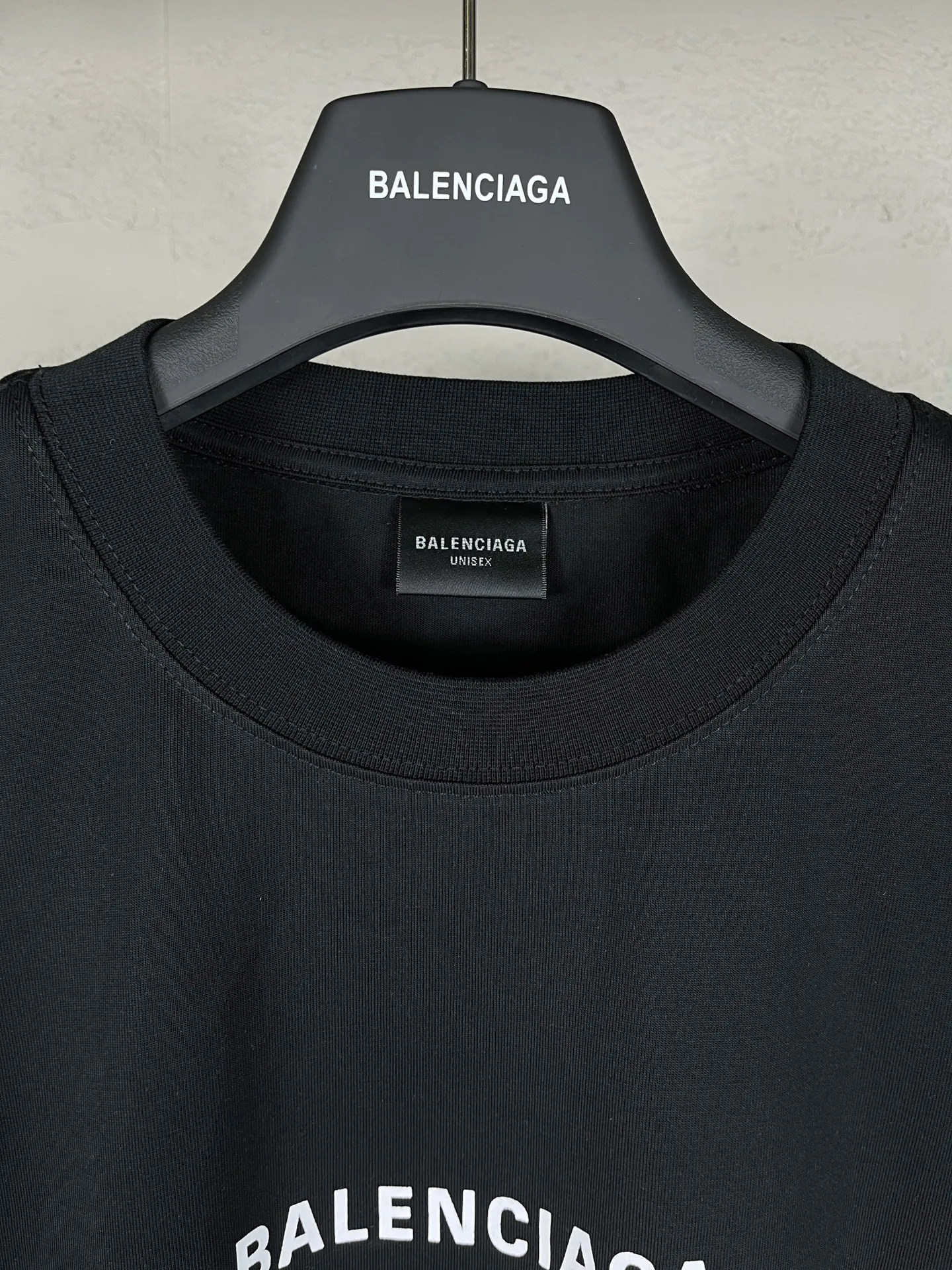 🅿️170 real photos [Top version. Official website quality] BALENCI*GA/Paris. 2024 new model. Paris and EREWHON cooperation series new model, brick cabinet synchronization. Genuine product developed in the first time, happy to print and compare! The fabric is made of Paris ZP custom-woven and dyed cotton double yarn. Weighing 260 grams, the cloth surface is clean. The cloth pattern is clear, soft and comfortable. The threads are dyed with no color difference. The classic LOGO is printed using environmentally friendly imported materials, with clear letters and a three-dimensional effect. Restore the brick cabinet. Different market currency, welcome to compare, the version adopts OS loose shoulder version. Same style for men and women Coding: BL233311 Color: black, apricot Size: XS to L