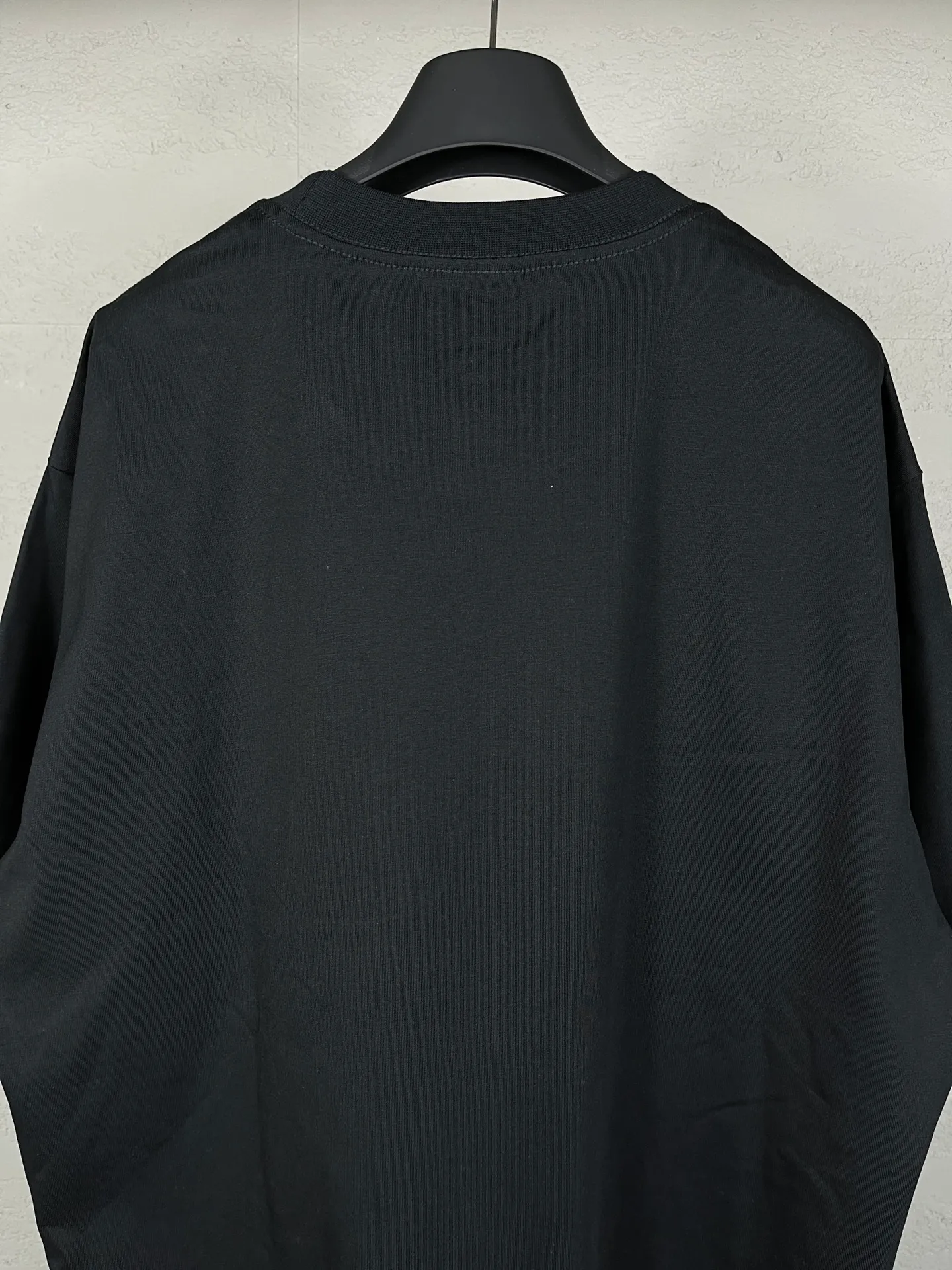 🅿️170 real photos [Top version. Official website quality] BALENCI*GA/Paris. 2024 new model. Paris and EREWHON cooperation series new model, brick cabinet synchronization. Genuine product developed in the first time, happy to print and compare! The fabric is made of Paris ZP custom-woven and dyed cotton double yarn. Weighing 260 grams, the cloth surface is clean. The cloth pattern is clear, soft and comfortable. The threads are dyed with no color difference. The classic LOGO is printed using environmentally friendly imported materials, with clear letters and a three-dimensional effect. Restore the brick cabinet. Different market currency, welcome to compare, the version adopts OS loose shoulder version. Same style for men and women Coding: BL233311 Color: black, apricot Size: XS to L