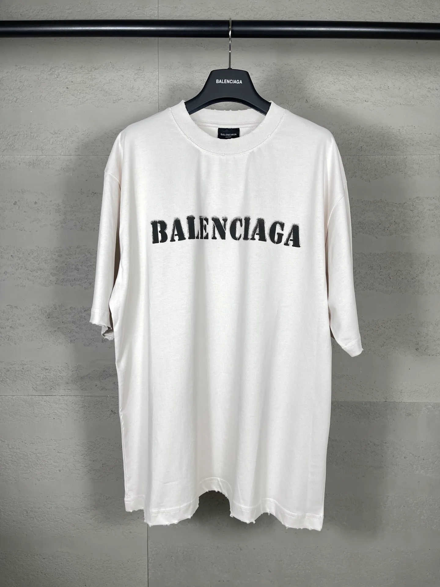 🅿️176 Actual pictures [Top version. Official website quality] BALENCI*GA/Paris. 2024 new letter LOGO printed short-sleeved T-shirt. Brick cabinets are synchronized. Genuine products are developed at the first time, and you can print and compare! The fabric is made of Paris ZP custom-woven and dyed cotton double yarn. Weighing 260 grams, the cloth surface is clean. The cloth pattern is clear, soft and comfortable. The threads are dyed with no color difference. The classic LOGO is printed with environmentally friendly imported materials and dot direct printing technology, with a three-dimensional effect. Restored brick cabinet. Ready-made clothes are worn and distressed, different market currency, welcome to compare, the version adopts OS loose shoulder version. Same style for men and women Coding: BL233315 Color: gray blue, off-white, red Size: XS to L
