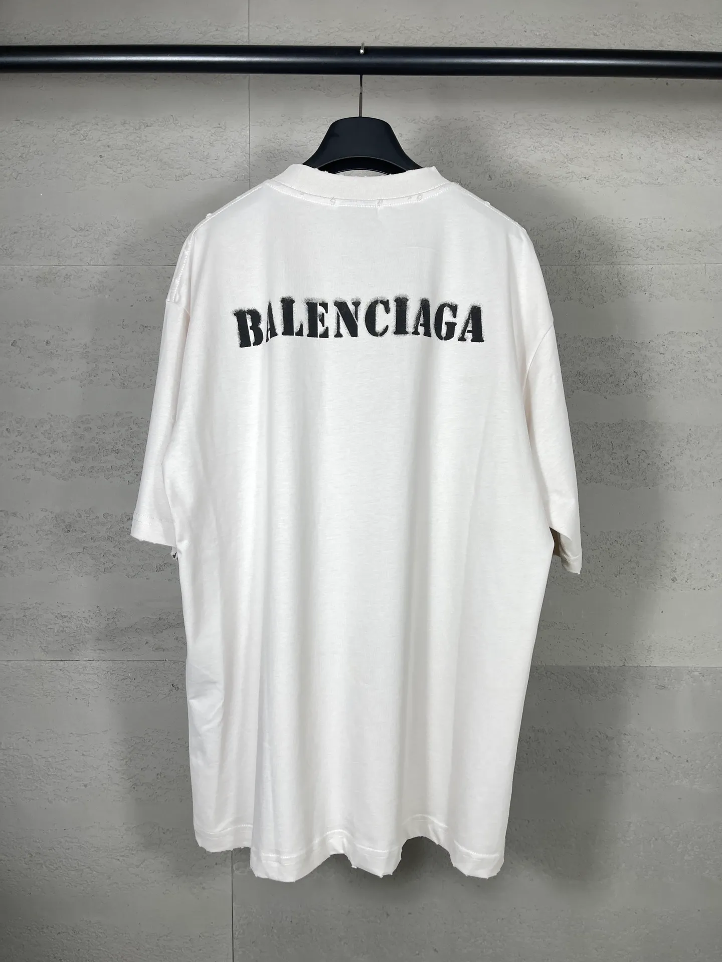 🅿️176 Actual pictures [Top version. Official website quality] BALENCI*GA/Paris. 2024 new letter LOGO printed short-sleeved T-shirt. Brick cabinets are synchronized. Genuine products are developed at the first time, and you can print and compare! The fabric is made of Paris ZP custom-woven and dyed cotton double yarn. Weighing 260 grams, the cloth surface is clean. The cloth pattern is clear, soft and comfortable. The threads are dyed with no color difference. The classic LOGO is printed with environmentally friendly imported materials and dot direct printing technology, with a three-dimensional effect. Restored brick cabinet. Ready-made clothes are worn and distressed, different market currency, welcome to compare, the version adopts OS loose shoulder version. Same style for men and women Coding: BL233315 Color: gray blue, off-white, red Size: XS to L