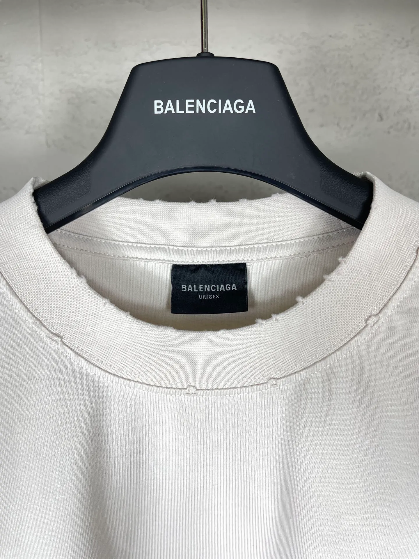 🅿️176 Actual pictures [Top version. Official website quality] BALENCI*GA/Paris. 2024 new letter LOGO printed short-sleeved T-shirt. Brick cabinets are synchronized. Genuine products are developed at the first time, and you can print and compare! The fabric is made of Paris ZP custom-woven and dyed cotton double yarn. Weighing 260 grams, the cloth surface is clean. The cloth pattern is clear, soft and comfortable. The threads are dyed with no color difference. The classic LOGO is printed with environmentally friendly imported materials and dot direct printing technology, with a three-dimensional effect. Restored brick cabinet. Ready-made clothes are worn and distressed, different market currency, welcome to compare, the version adopts OS loose shoulder version. Same style for men and women Coding: BL233315 Color: gray blue, off-white, red Size: XS to L