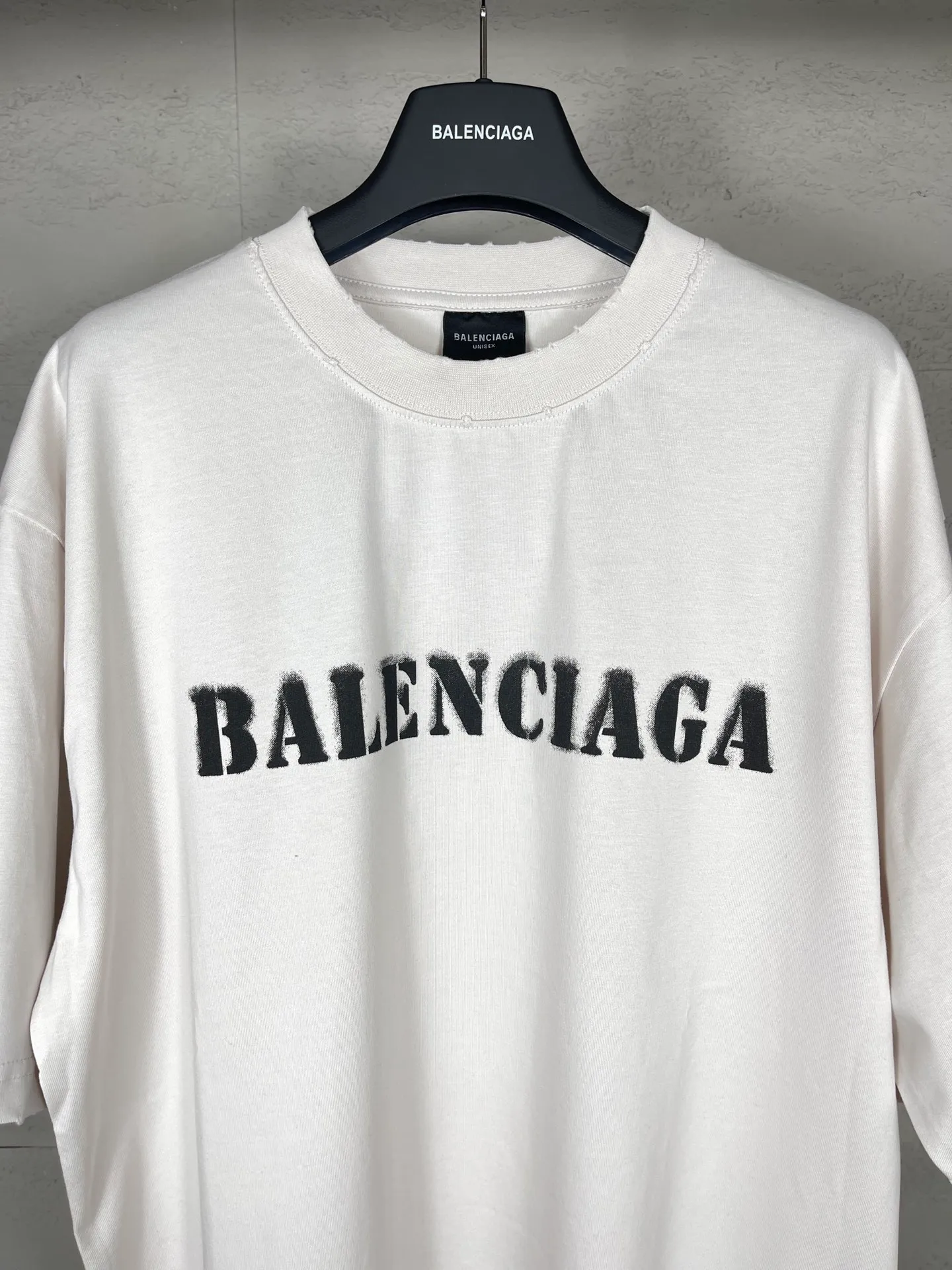 🅿️176 Actual pictures [Top version. Official website quality] BALENCI*GA/Paris. 2024 new letter LOGO printed short-sleeved T-shirt. Brick cabinets are synchronized. Genuine products are developed at the first time, and you can print and compare! The fabric is made of Paris ZP custom-woven and dyed cotton double yarn. Weighing 260 grams, the cloth surface is clean. The cloth pattern is clear, soft and comfortable. The threads are dyed with no color difference. The classic LOGO is printed with environmentally friendly imported materials and dot direct printing technology, with a three-dimensional effect. Restored brick cabinet. Ready-made clothes are worn and distressed, different market currency, welcome to compare, the version adopts OS loose shoulder version. Same style for men and women Coding: BL233315 Color: gray blue, off-white, red Size: XS to L