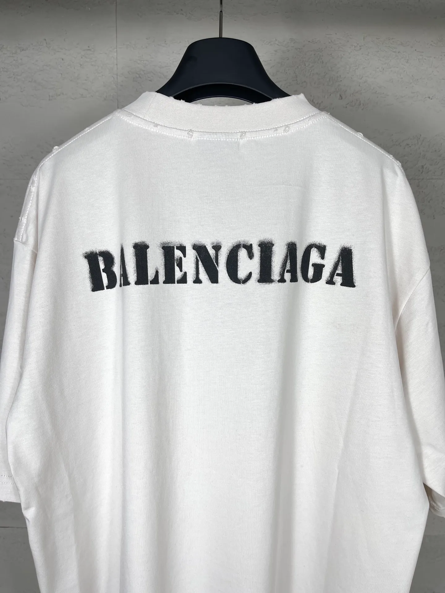 🅿️176 Actual pictures [Top version. Official website quality] BALENCI*GA/Paris. 2024 new letter LOGO printed short-sleeved T-shirt. Brick cabinets are synchronized. Genuine products are developed at the first time, and you can print and compare! The fabric is made of Paris ZP custom-woven and dyed cotton double yarn. Weighing 260 grams, the cloth surface is clean. The cloth pattern is clear, soft and comfortable. The threads are dyed with no color difference. The classic LOGO is printed with environmentally friendly imported materials and dot direct printing technology, with a three-dimensional effect. Restored brick cabinet. Ready-made clothes are worn and distressed, different market currency, welcome to compare, the version adopts OS loose shoulder version. Same style for men and women Coding: BL233315 Color: gray blue, off-white, red Size: XS to L