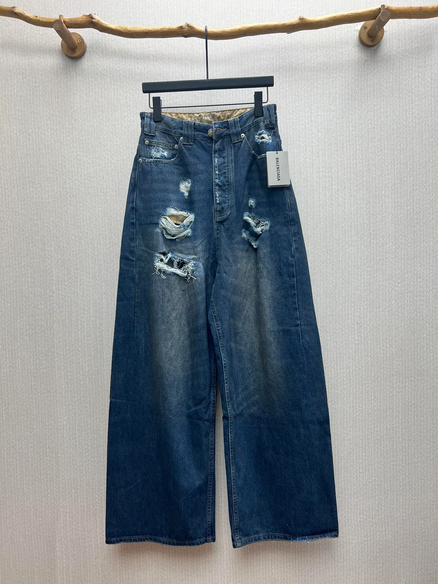🅿️490 Paris Blcg 25 destroyed denim wide-leg pants. The fabric is made of high-density pure cotton twill denim imported from Italy. The loss of narrow-width fabrics is great to restore the loose and drooping feeling. The fabric is first washed and de-padded. The washing process needs to be repeated 3 times to restore the color. It is washed and sanded to form an aged texture. The color is too natural. Finally, a professional painter is required to spray dirty transitions. Custom-woven and dyed trouser fabrics. Pocket fabrics. The entire thickness. The material is consistent with YB. The cuts are positioned and damaged. Hand-made grinding and hand-picking. A complete set of customized accessories. Bronze hardware with fine flat nails. The details of the mold-opening custom shake-button buckle are synchronized. Mid-rise jeans. Loose jeans. Size: XS.S.M.