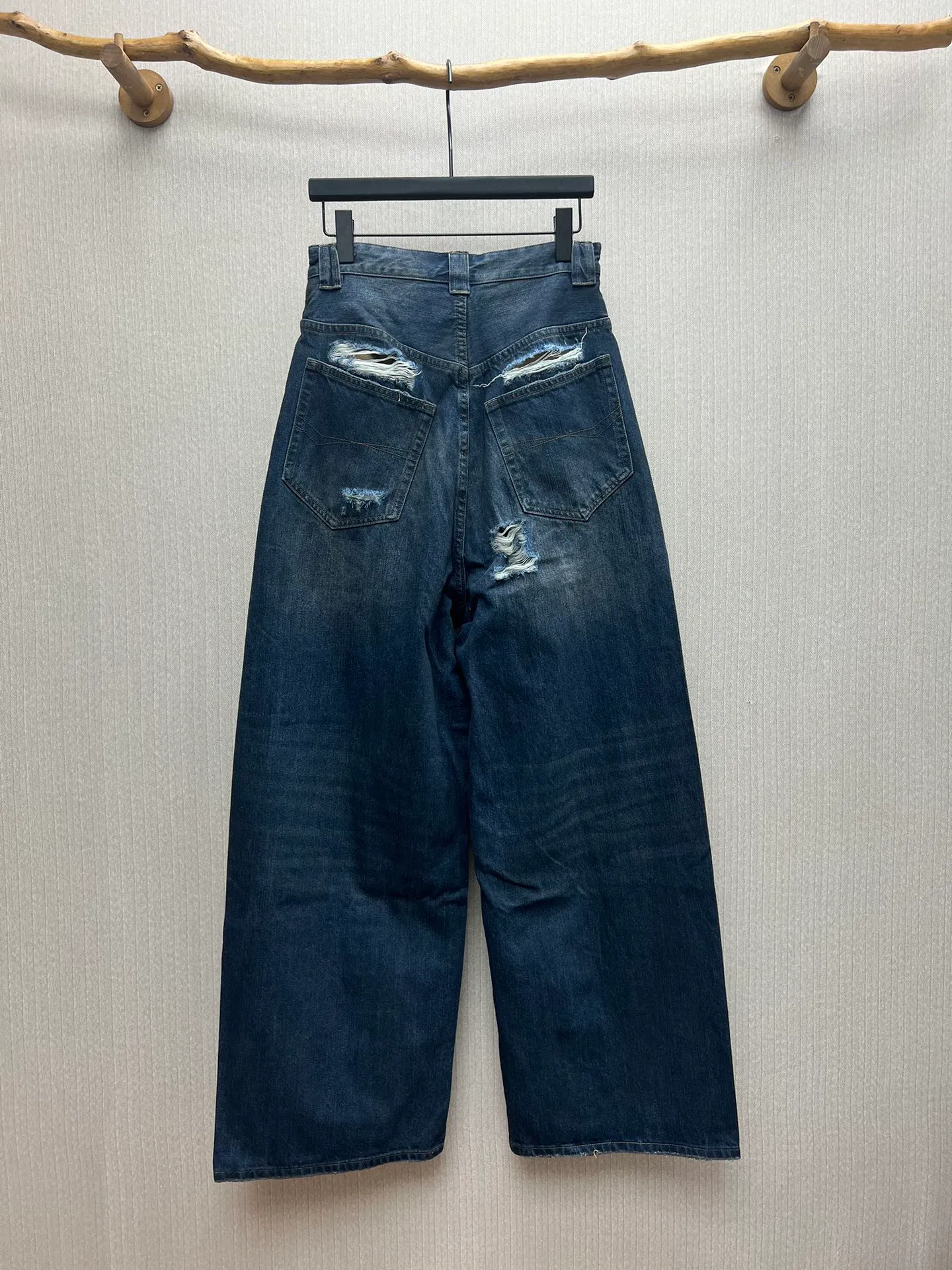 🅿️490 Paris Blcg 25 destroyed denim wide-leg pants. The fabric is made of high-density pure cotton twill denim imported from Italy. The loss of narrow-width fabrics is great to restore the loose and drooping feeling. The fabric is first washed and de-padded. The washing process needs to be repeated 3 times to restore the color. It is washed and sanded to form an aged texture. The color is too natural. Finally, a professional painter is required to spray dirty transitions. Custom-woven and dyed trouser fabrics. Pocket fabrics. The entire thickness. The material is consistent with YB. The cuts are positioned and damaged. Hand-made grinding and hand-picking. A complete set of customized accessories. Bronze hardware with fine flat nails. The details of the mold-opening custom shake-button buckle are synchronized. Mid-rise jeans. Loose jeans. Size: XS.S.M.