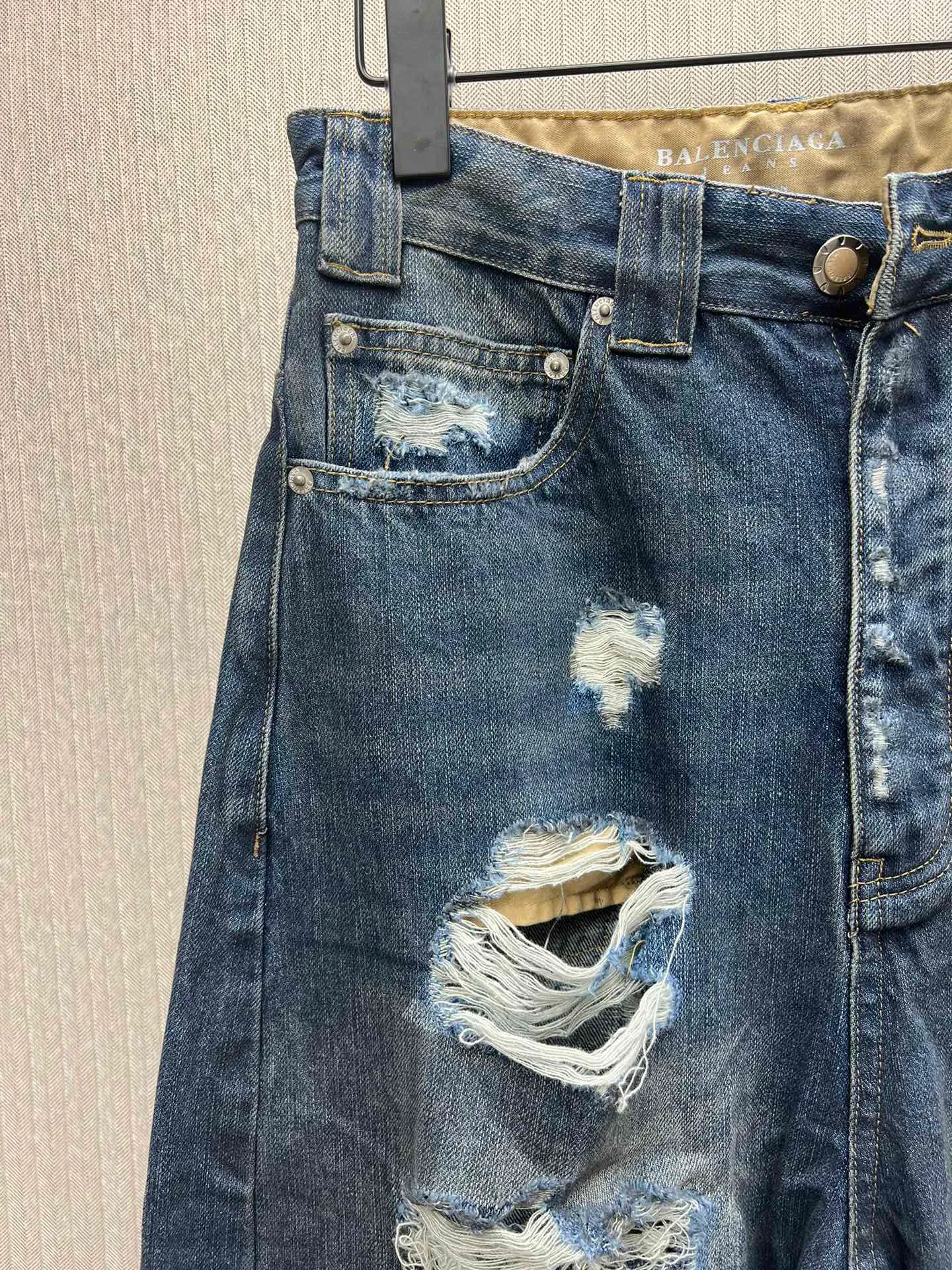 🅿️490 Paris Blcg 25 destroyed denim wide-leg pants. The fabric is made of high-density pure cotton twill denim imported from Italy. The loss of narrow-width fabrics is great to restore the loose and drooping feeling. The fabric is first washed and de-padded. The washing process needs to be repeated 3 times to restore the color. It is washed and sanded to form an aged texture. The color is too natural. Finally, a professional painter is required to spray dirty transitions. Custom-woven and dyed trouser fabrics. Pocket fabrics. The entire thickness. The material is consistent with YB. The cuts are positioned and damaged. Hand-made grinding and hand-picking. A complete set of customized accessories. Bronze hardware with fine flat nails. The details of the mold-opening custom shake-button buckle are synchronized. Mid-rise jeans. Loose jeans. Size: XS.S.M.