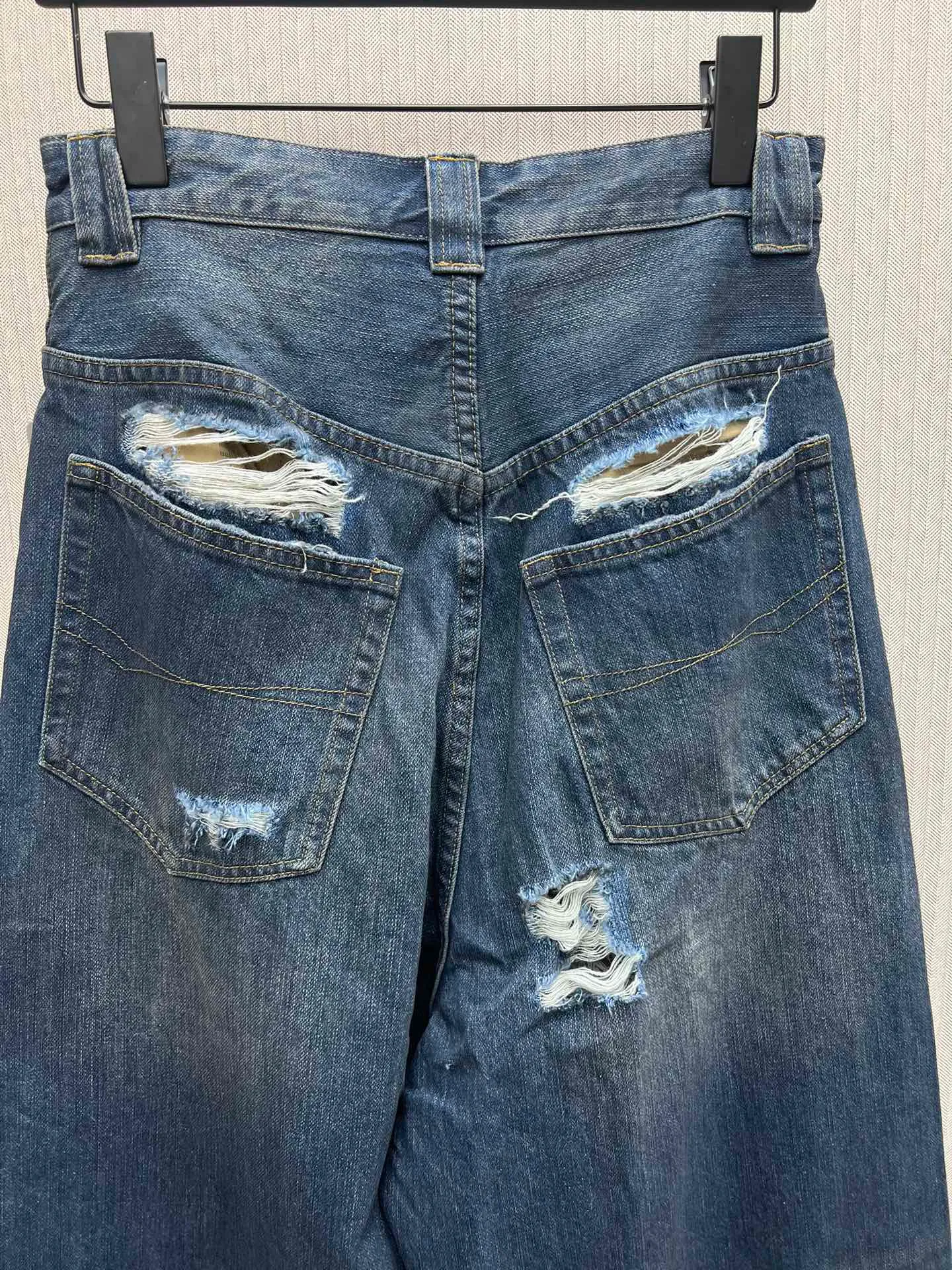 🅿️490 Paris Blcg 25 destroyed denim wide-leg pants. The fabric is made of high-density pure cotton twill denim imported from Italy. The loss of narrow-width fabrics is great to restore the loose and drooping feeling. The fabric is first washed and de-padded. The washing process needs to be repeated 3 times to restore the color. It is washed and sanded to form an aged texture. The color is too natural. Finally, a professional painter is required to spray dirty transitions. Custom-woven and dyed trouser fabrics. Pocket fabrics. The entire thickness. The material is consistent with YB. The cuts are positioned and damaged. Hand-made grinding and hand-picking. A complete set of customized accessories. Bronze hardware with fine flat nails. The details of the mold-opening custom shake-button buckle are synchronized. Mid-rise jeans. Loose jeans. Size: XS.S.M.