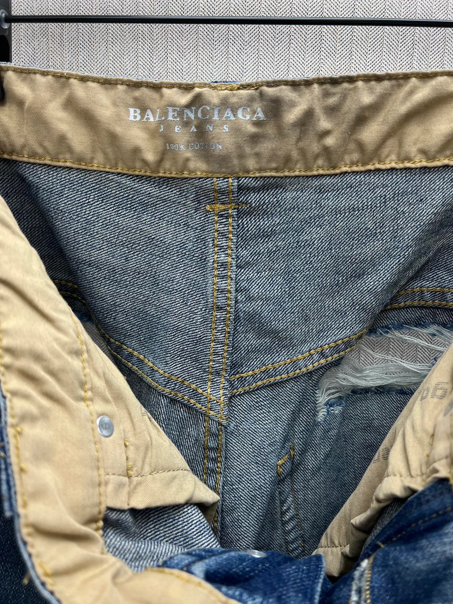 🅿️490 Paris Blcg 25 destroyed denim wide-leg pants. The fabric is made of high-density pure cotton twill denim imported from Italy. The loss of narrow-width fabrics is great to restore the loose and drooping feeling. The fabric is first washed and de-padded. The washing process needs to be repeated 3 times to restore the color. It is washed and sanded to form an aged texture. The color is too natural. Finally, a professional painter is required to spray dirty transitions. Custom-woven and dyed trouser fabrics. Pocket fabrics. The entire thickness. The material is consistent with YB. The cuts are positioned and damaged. Hand-made grinding and hand-picking. A complete set of customized accessories. Bronze hardware with fine flat nails. The details of the mold-opening custom shake-button buckle are synchronized. Mid-rise jeans. Loose jeans. Size: XS.S.M.