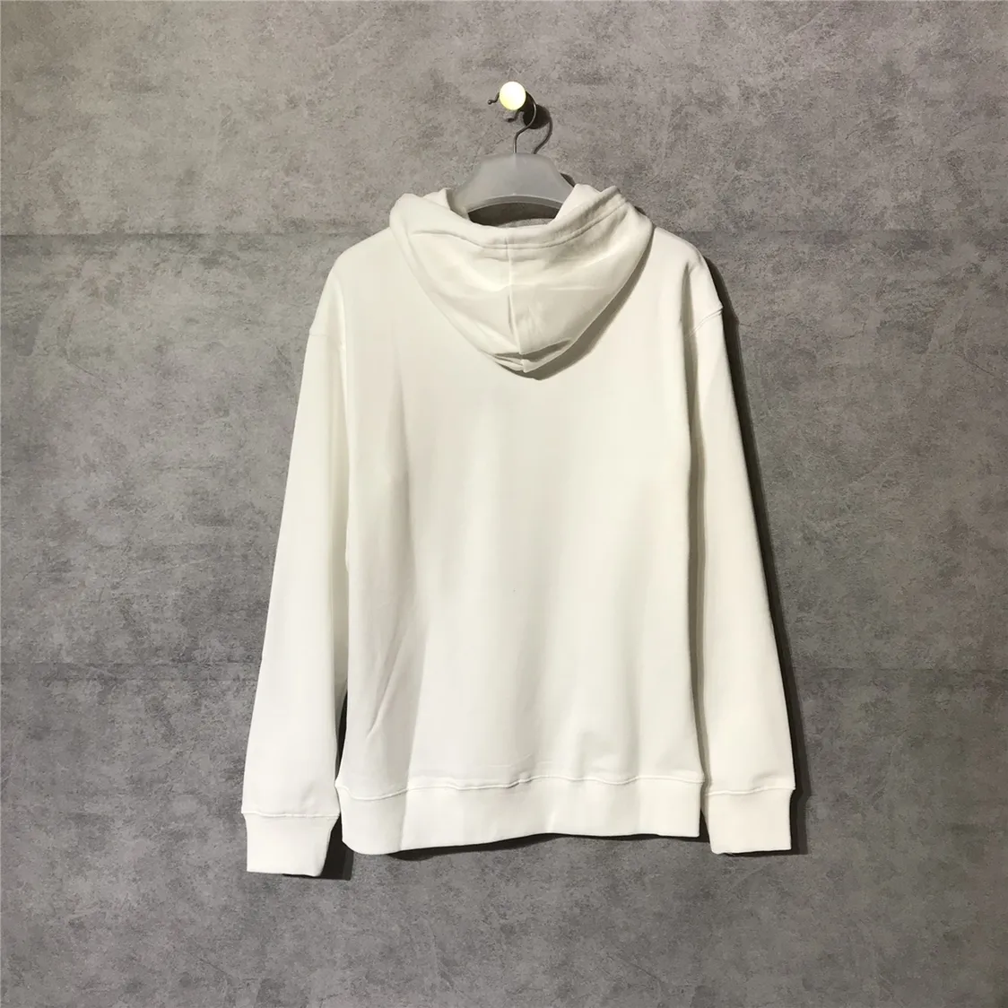 Spring and Autumn style Balenciaga classic wheat ear hooded sweatshirt. It is made of 480g pure cotton double yarn terry fabric. It is thick and textured, with high-density knitting technology. It is firm and elastic, with high suppleness and skin-friendliness. It feels soft and delicate, does not shrink or deform, and has a crisp and stylish upper body. It is different from the cheap soft sofa fabrics with low weight and low count on the market.  Ultra-high-level workmanship, every detail shows a sense of luxury, and the original three-dimensional cutting process creates a perfect fit. The OS loose shoulder style accommodates all body types. It is a truly versatile style that looks slim and good-looking for both men and women.  The classic wheat ear letter printing on foam rubber has high fastness and will not crack or fall off. The classic pattern will never go out of style. There are many colors to choose from, and every color is beautiful!  Color: White Size: XS-L P:410