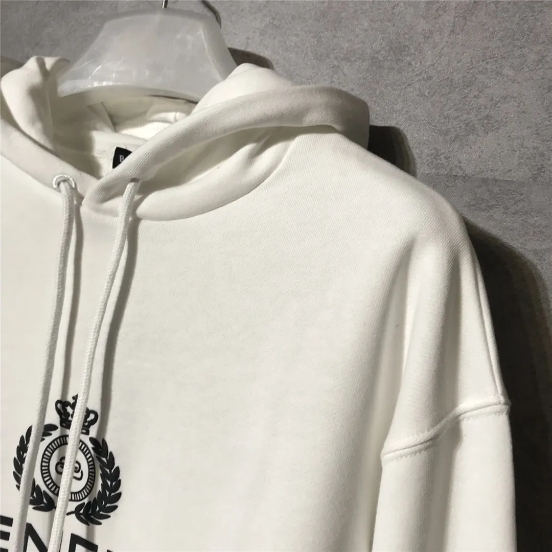 Spring and Autumn style Balenciaga classic wheat ear hooded sweatshirt. It is made of 480g pure cotton double yarn terry fabric. It is thick and textured, with high-density knitting technology. It is firm and elastic, with high suppleness and skin-friendliness. It feels soft and delicate, does not shrink or deform, and has a crisp and stylish upper body. It is different from the cheap soft sofa fabrics with low weight and low count on the market.  Ultra-high-level workmanship, every detail shows a sense of luxury, and the original three-dimensional cutting process creates a perfect fit. The OS loose shoulder style accommodates all body types. It is a truly versatile style that looks slim and good-looking for both men and women.  The classic wheat ear letter printing on foam rubber has high fastness and will not crack or fall off. The classic pattern will never go out of style. There are many colors to choose from, and every color is beautiful!  Color: White Size: XS-L P:410