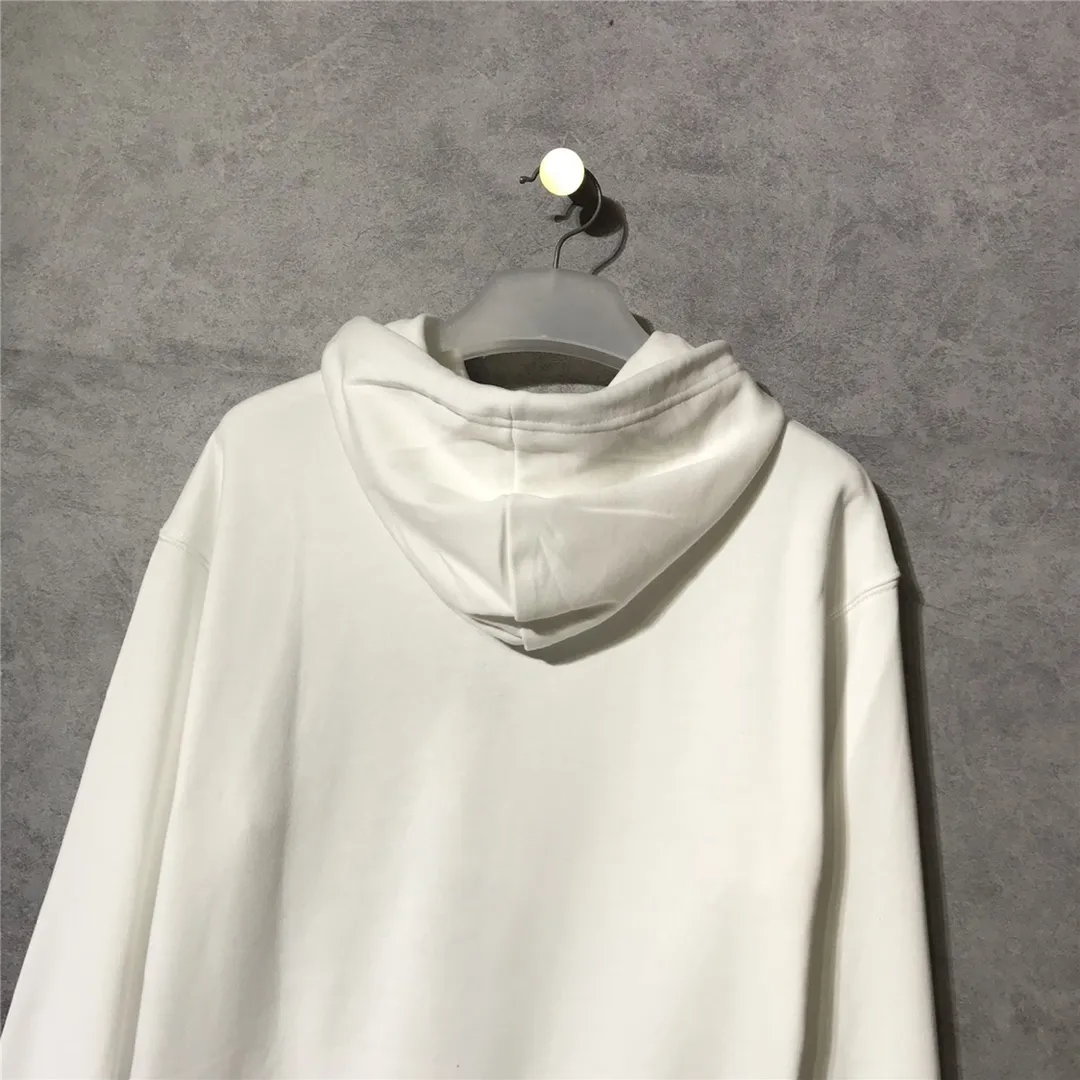 Spring and Autumn style Balenciaga classic wheat ear hooded sweatshirt. It is made of 480g pure cotton double yarn terry fabric. It is thick and textured, with high-density knitting technology. It is firm and elastic, with high suppleness and skin-friendliness. It feels soft and delicate, does not shrink or deform, and has a crisp and stylish upper body. It is different from the cheap soft sofa fabrics with low weight and low count on the market.  Ultra-high-level workmanship, every detail shows a sense of luxury, and the original three-dimensional cutting process creates a perfect fit. The OS loose shoulder style accommodates all body types. It is a truly versatile style that looks slim and good-looking for both men and women.  The classic wheat ear letter printing on foam rubber has high fastness and will not crack or fall off. The classic pattern will never go out of style. There are many colors to choose from, and every color is beautiful!  Color: White Size: XS-L P:410