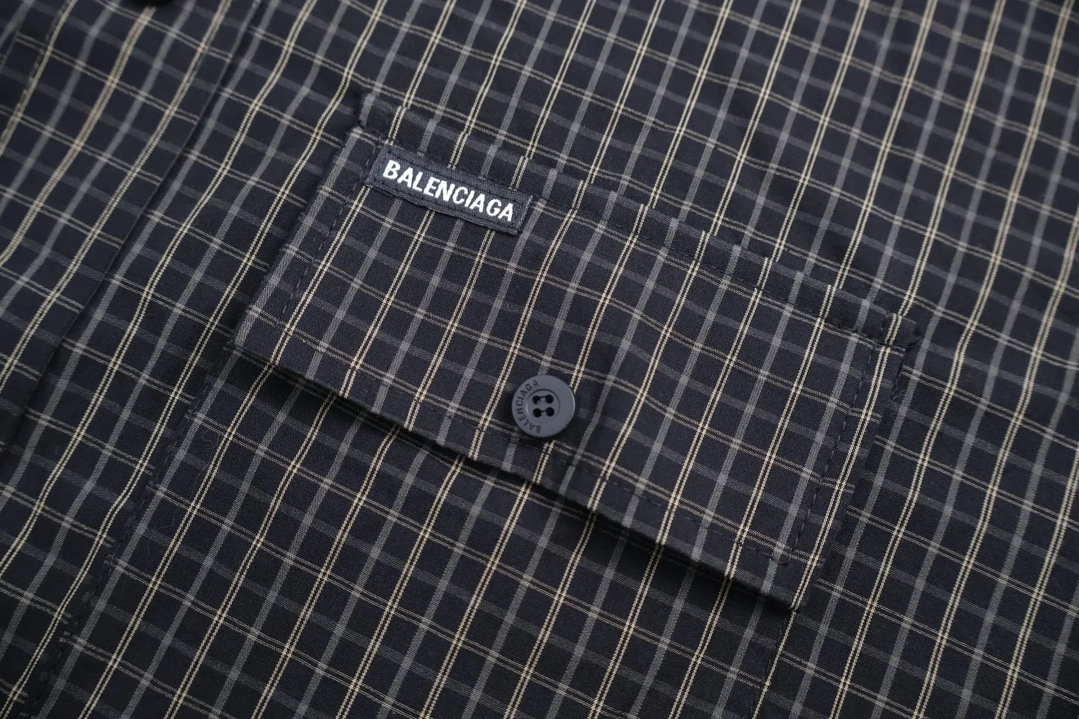 🅿️620 [Exclusive supply] BLCG plaid splicing hooded jacket. The original version was purchased for 12,707 and developed. It is made of custom-dyed combed cotton fabric, made on an infrared laser positioning cutting machine, with grid alignment, and the spliced ​​fish scale terry cotton weighs about 570 grams. Custom-woven and dyed woven fabrics use high-count worsted yarns and are precisely interwoven with two-color warp and weft yarns to form a three-dimensional plaid. The yarn ratio and tension must be strictly controlled to ensure the uniformity of the plaid. 300G knitted fabric base, using high-weight knitted base fabric, taking into account both stiffness and elasticity, ensuring the balance between drape and dynamic comfort of the trousers. The overall wiring is straight and delicate, the fabric is comfortable and soft, and the color is consistent without color difference. It can be matched with the same style to create a fashionable look, and can be used in various occasions. Customized accessories, complete with three standards, the same style for men and women. Size:1-2-3-4