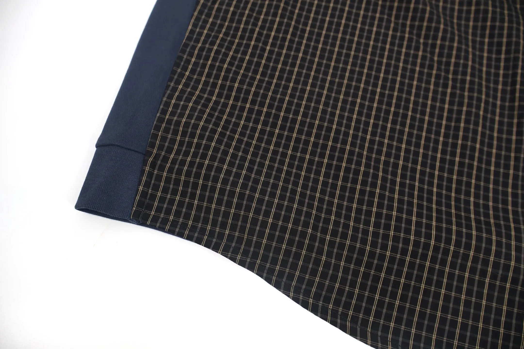 🅿️620 [Exclusive supply] BLCG plaid splicing hooded jacket. The original version was purchased for 12,707 and developed. It is made of custom-dyed combed cotton fabric, made on an infrared laser positioning cutting machine, with grid alignment, and the spliced ​​fish scale terry cotton weighs about 570 grams. Custom-woven and dyed woven fabrics use high-count worsted yarns and are precisely interwoven with two-color warp and weft yarns to form a three-dimensional plaid. The yarn ratio and tension must be strictly controlled to ensure the uniformity of the plaid. 300G knitted fabric base, using high-weight knitted base fabric, taking into account both stiffness and elasticity, ensuring the balance between drape and dynamic comfort of the trousers. The overall wiring is straight and delicate, the fabric is comfortable and soft, and the color is consistent without color difference. It can be matched with the same style to create a fashionable look, and can be used in various occasions. Customized accessories, complete with three standards, the same style for men and women. Size:1-2-3-4