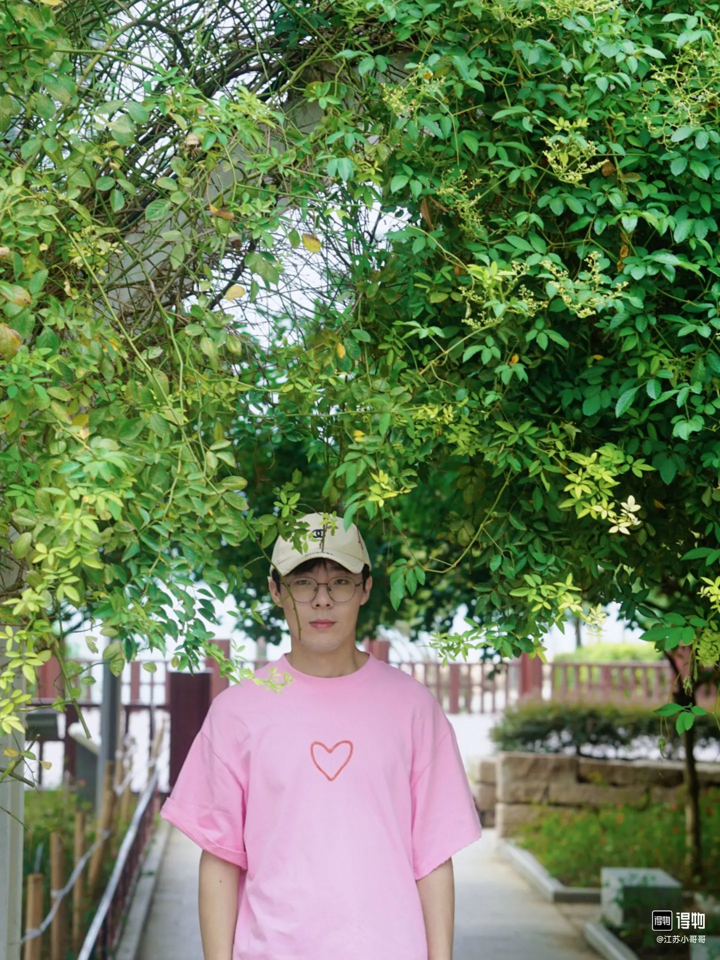 ♻️💯Upper body reference model picture❤️Top version Balenciaga Chinese Valentine's Day 24 Series FW24 solid color heart-shaped distressed effect short-sleeved T-shirt, loose fit Balenciaga was founded by Cristobal Balenciaga, a great genius designer known as representing the twentieth century. For more than half a century since the brand was founded, Balenciaga has been famous in the fashion industry for its fashionable elegance. You can find any of your favorite logos on the front and back of this piece, Ness.  The front and rear printing uses low-coverage screen printing technology, and the glue is imported. The printing is very delicate, and the scratched out problems are very clear and there are no burrs. The fabric is made of 280g double-ply double-yarn pure cotton loose fabric, which is loose and breathable, has good drying effect, full drape and skin toning. Color: Black Pink Size: XS-L P:250