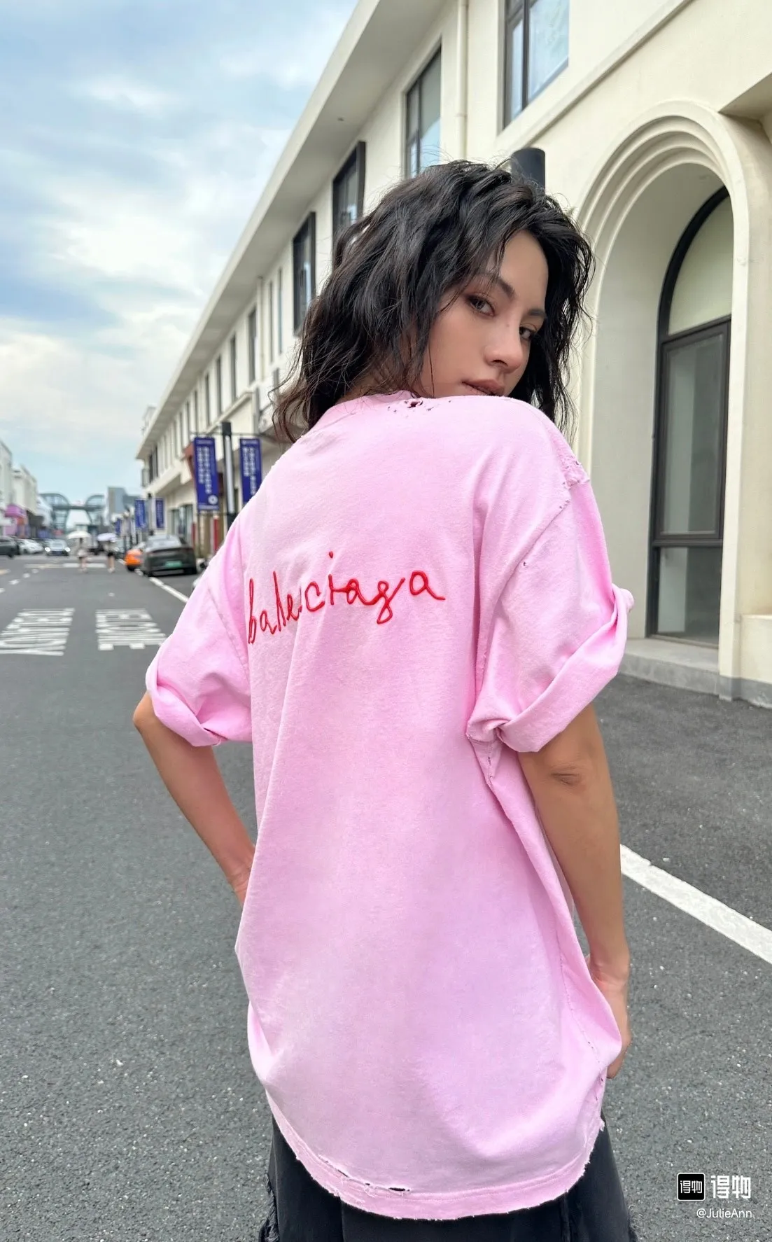 ♻️💯Upper body reference model picture❤️Top version Balenciaga Chinese Valentine's Day 24 Series FW24 solid color heart-shaped distressed effect short-sleeved T-shirt, loose fit Balenciaga was founded by Cristobal Balenciaga, a great genius designer known as representing the twentieth century. For more than half a century since the brand was founded, Balenciaga has been famous in the fashion industry for its fashionable elegance. You can find any of your favorite logos on the front and back of this piece, Ness.  The front and rear printing uses low-coverage screen printing technology, and the glue is imported. The printing is very delicate, and the scratched out problems are very clear and there are no burrs. The fabric is made of 280g double-ply double-yarn pure cotton loose fabric, which is loose and breathable, has good drying effect, full drape and skin toning. Color: Black Pink Size: XS-L P:250