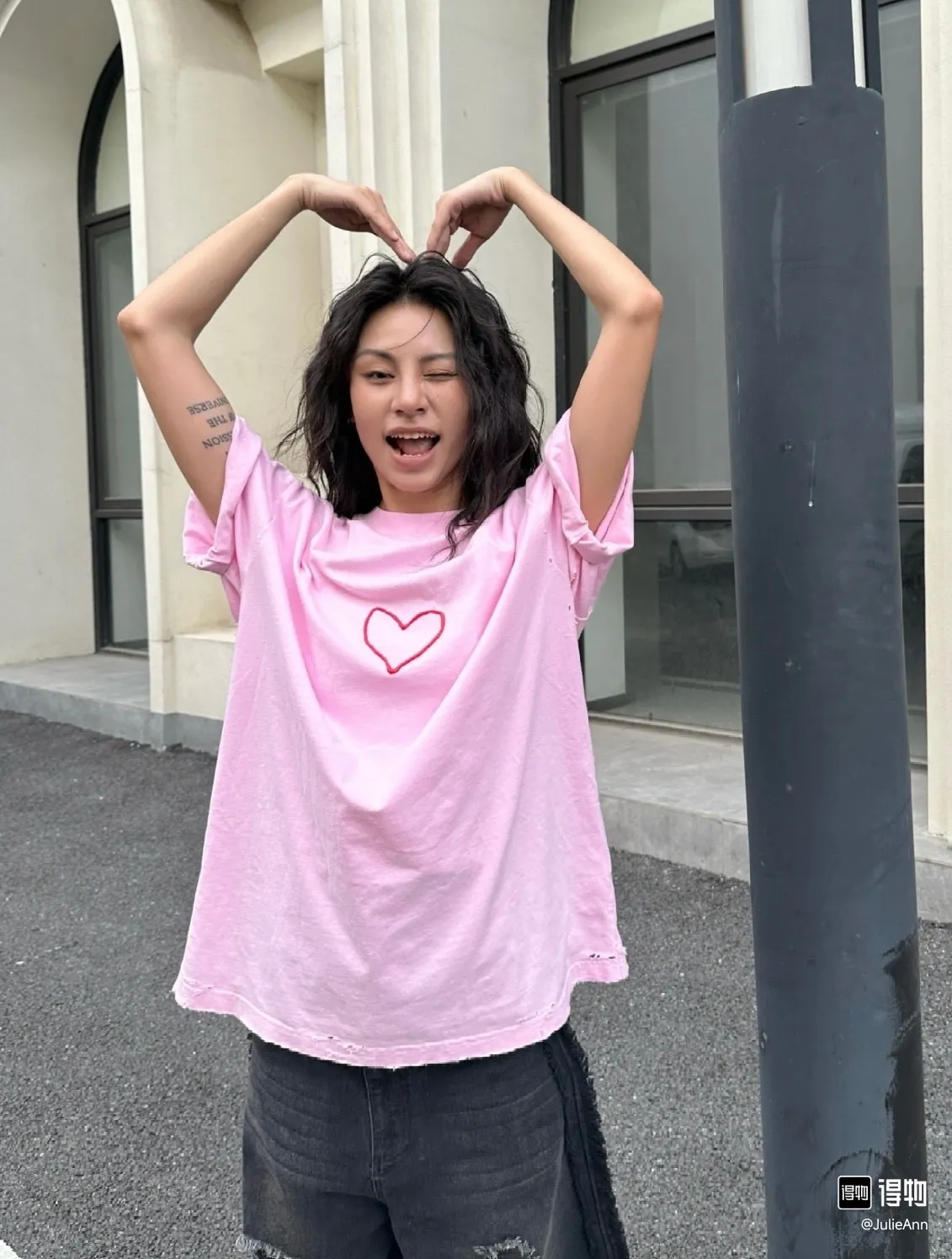 ♻️💯Upper body reference model picture❤️Top version Balenciaga Chinese Valentine's Day 24 Series FW24 solid color heart-shaped distressed effect short-sleeved T-shirt, loose fit Balenciaga was founded by Cristobal Balenciaga, a great genius designer known as representing the twentieth century. For more than half a century since the brand was founded, Balenciaga has been famous in the fashion industry for its fashionable elegance. You can find any of your favorite logos on the front and back of this piece, Ness.  The front and rear printing uses low-coverage screen printing technology, and the glue is imported. The printing is very delicate, and the scratched out problems are very clear and there are no burrs. The fabric is made of 280g double-ply double-yarn pure cotton loose fabric, which is loose and breathable, has good drying effect, full drape and skin toning. Color: Black Pink Size: XS-L P:250