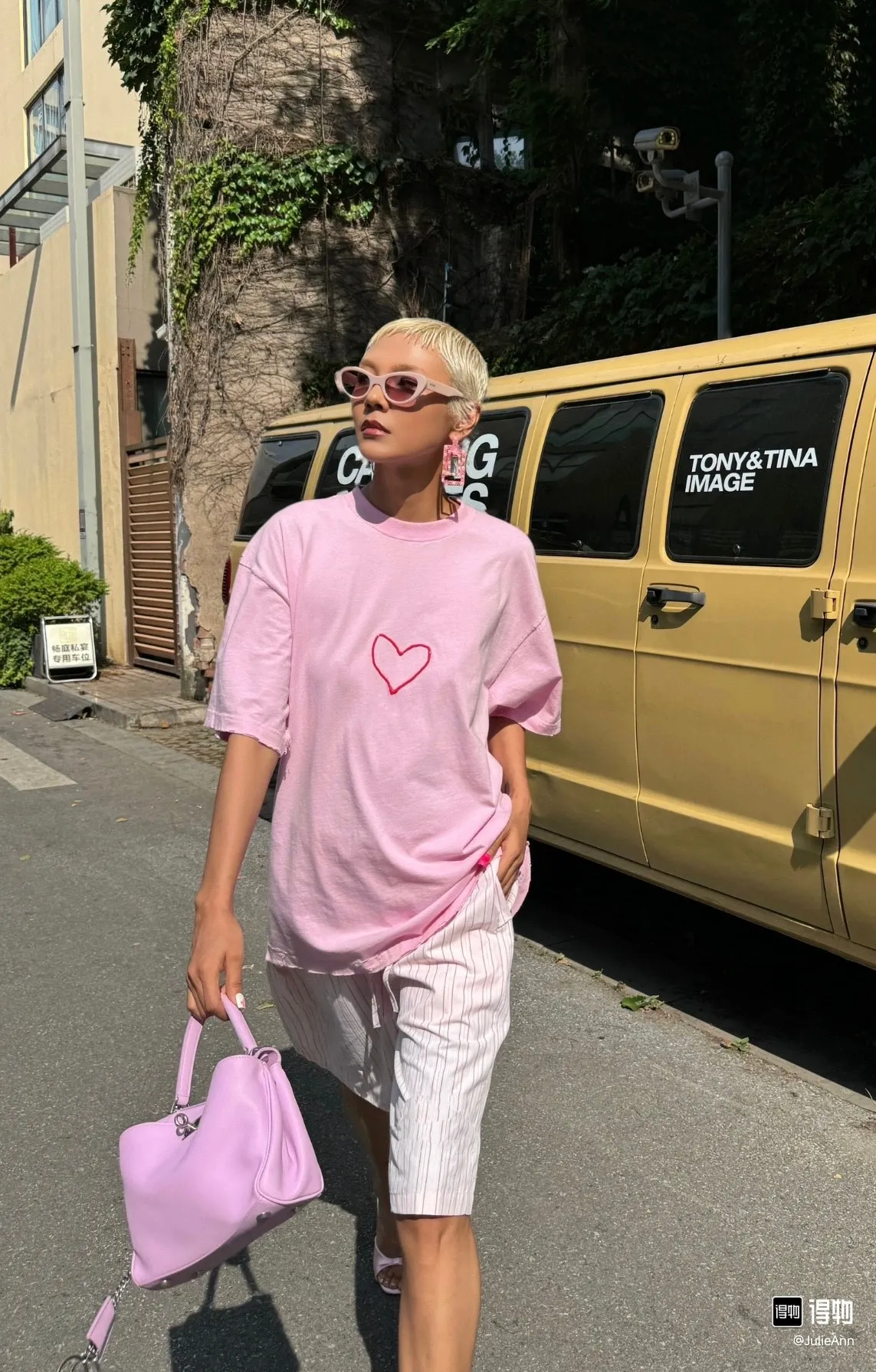 ♻️💯Upper body reference model picture❤️Top version Balenciaga Chinese Valentine's Day 24 Series FW24 solid color heart-shaped distressed effect short-sleeved T-shirt, loose fit Balenciaga was founded by Cristobal Balenciaga, a great genius designer known as representing the twentieth century. For more than half a century since the brand was founded, Balenciaga has been famous in the fashion industry for its fashionable elegance. You can find any of your favorite logos on the front and back of this piece, Ness.  The front and rear printing uses low-coverage screen printing technology, and the glue is imported. The printing is very delicate, and the scratched out problems are very clear and there are no burrs. The fabric is made of 280g double-ply double-yarn pure cotton loose fabric, which is loose and breathable, has good drying effect, full drape and skin toning. Color: Black Pink Size: XS-L P:250