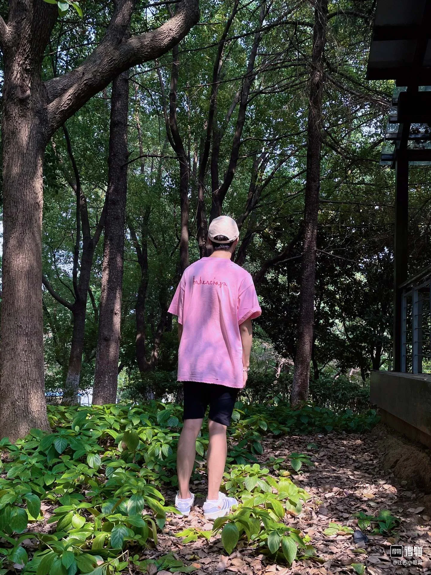 ♻️💯Upper body reference model picture❤️Top version Balenciaga Chinese Valentine's Day 24 Series FW24 solid color heart-shaped distressed effect short-sleeved T-shirt, loose fit Balenciaga was founded by Cristobal Balenciaga, a great genius designer known as representing the twentieth century. For more than half a century since the brand was founded, Balenciaga has been famous in the fashion industry for its fashionable elegance. You can find any of your favorite logos on the front and back of this piece, Ness.  The front and rear printing uses low-coverage screen printing technology, and the glue is imported. The printing is very delicate, and the scratched out problems are very clear and there are no burrs. The fabric is made of 280g double-ply double-yarn pure cotton loose fabric, which is loose and breathable, has good drying effect, full drape and skin toning. Color: Black Pink Size: XS-L P:250
