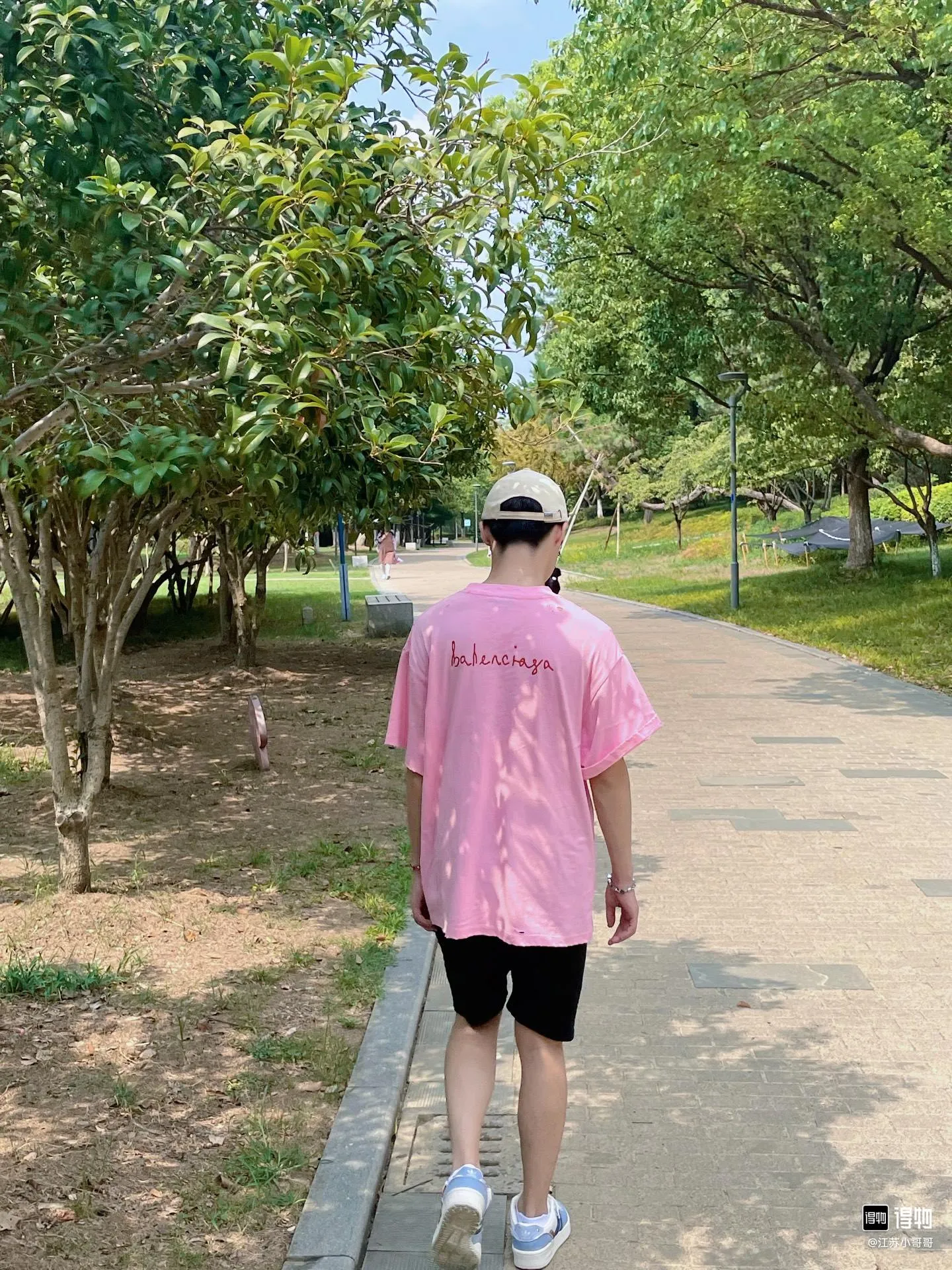 ♻️💯Upper body reference model picture❤️Top version Balenciaga Chinese Valentine's Day 24 Series FW24 solid color heart-shaped distressed effect short-sleeved T-shirt, loose fit Balenciaga was founded by Cristobal Balenciaga, a great genius designer known as representing the twentieth century. For more than half a century since the brand was founded, Balenciaga has been famous in the fashion industry for its fashionable elegance. You can find any of your favorite logos on the front and back of this piece, Ness.  The front and rear printing uses low-coverage screen printing technology, and the glue is imported. The printing is very delicate, and the scratched out problems are very clear and there are no burrs. The fabric is made of 280g double-ply double-yarn pure cotton loose fabric, which is loose and breathable, has good drying effect, full drape and skin toning. Color: Black Pink Size: XS-L P:250