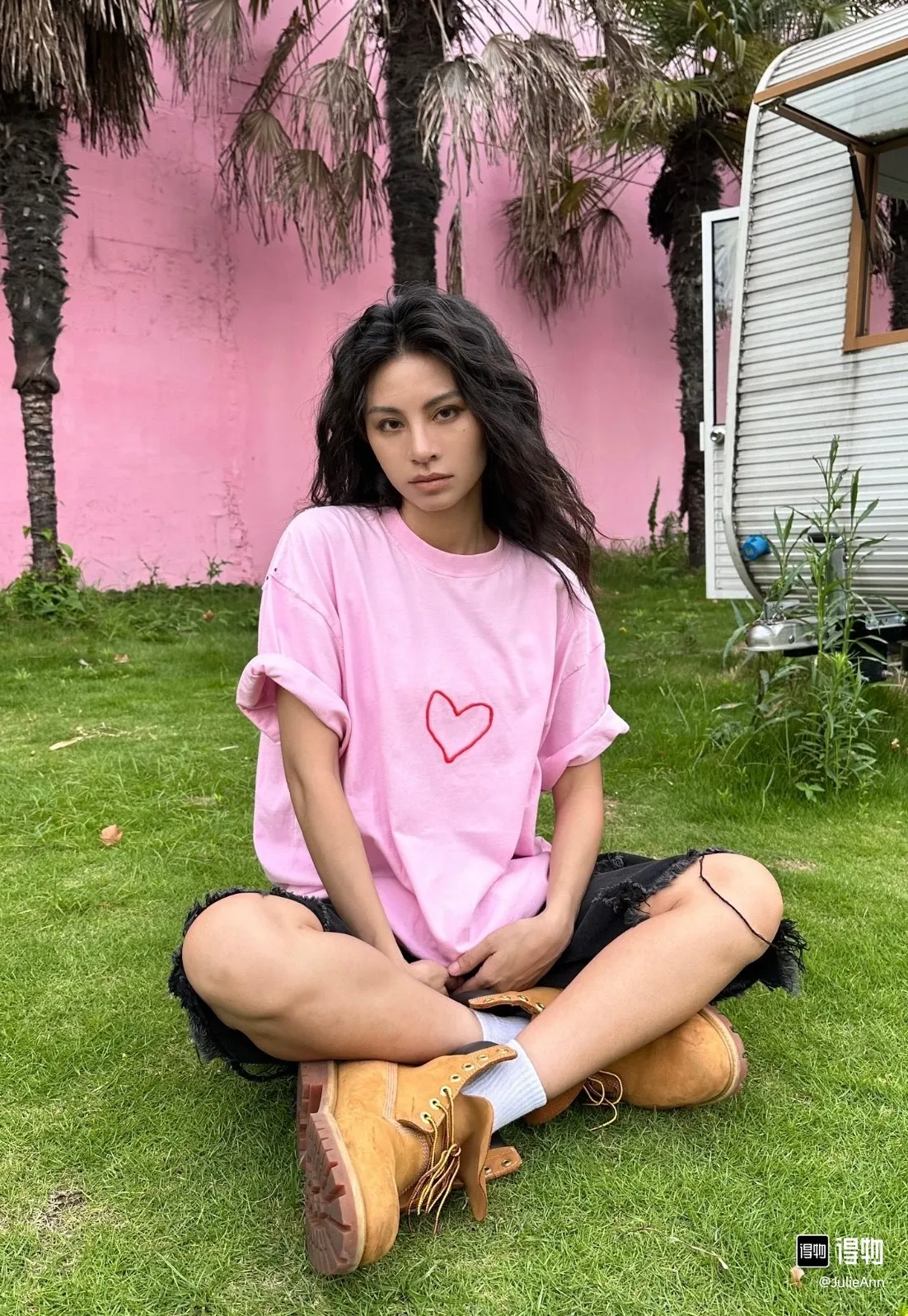 ♻️💯Upper body reference model picture❤️Top version Balenciaga Chinese Valentine's Day 24 Series FW24 solid color heart-shaped distressed effect short-sleeved T-shirt, loose fit Balenciaga was founded by Cristobal Balenciaga, a great genius designer known as representing the twentieth century. For more than half a century since the brand was founded, Balenciaga has been famous in the fashion industry for its fashionable elegance. You can find any of your favorite logos on the front and back of this piece, Ness.  The front and rear printing uses low-coverage screen printing technology, and the glue is imported. The printing is very delicate, and the scratched out problems are very clear and there are no burrs. The fabric is made of 280g double-ply double-yarn pure cotton loose fabric, which is loose and breathable, has good drying effect, full drape and skin toning. Color: Black Pink Size: XS-L P:250